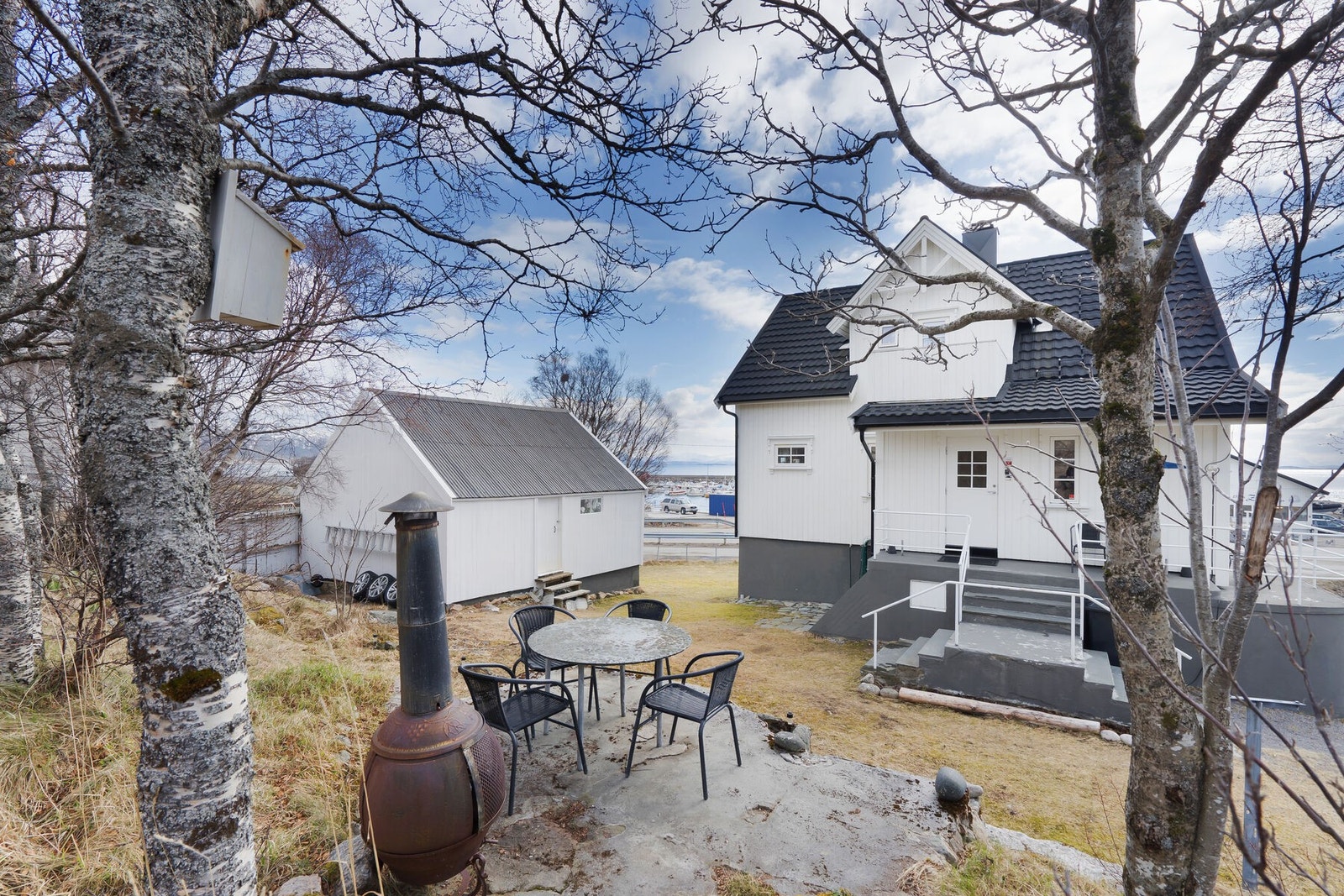 Stor hage og tomten er på ca. 1 043 m²! Galleribilde