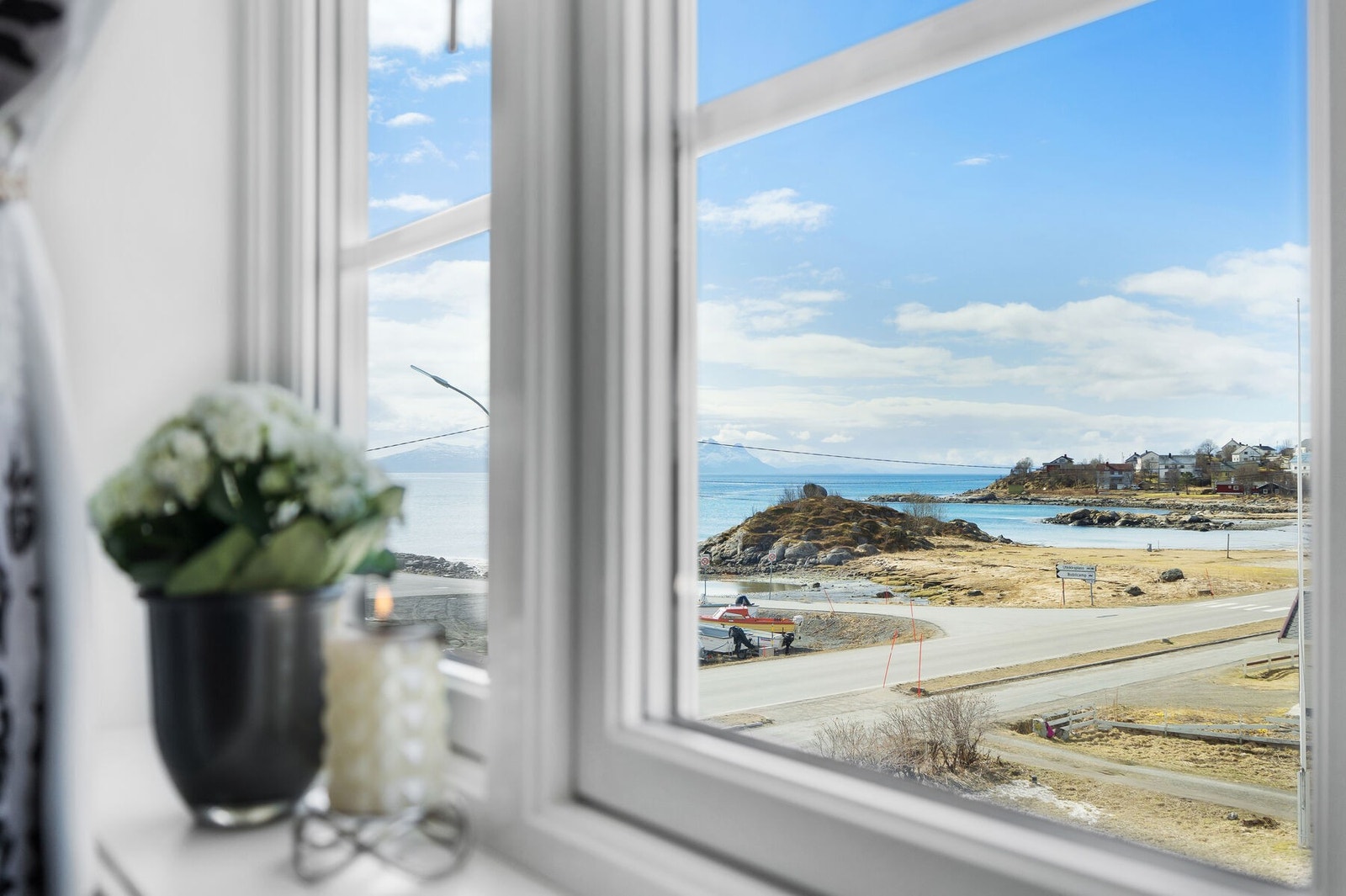 Utsikt mot sørvest fra hovedsoverommet. Galleribilde