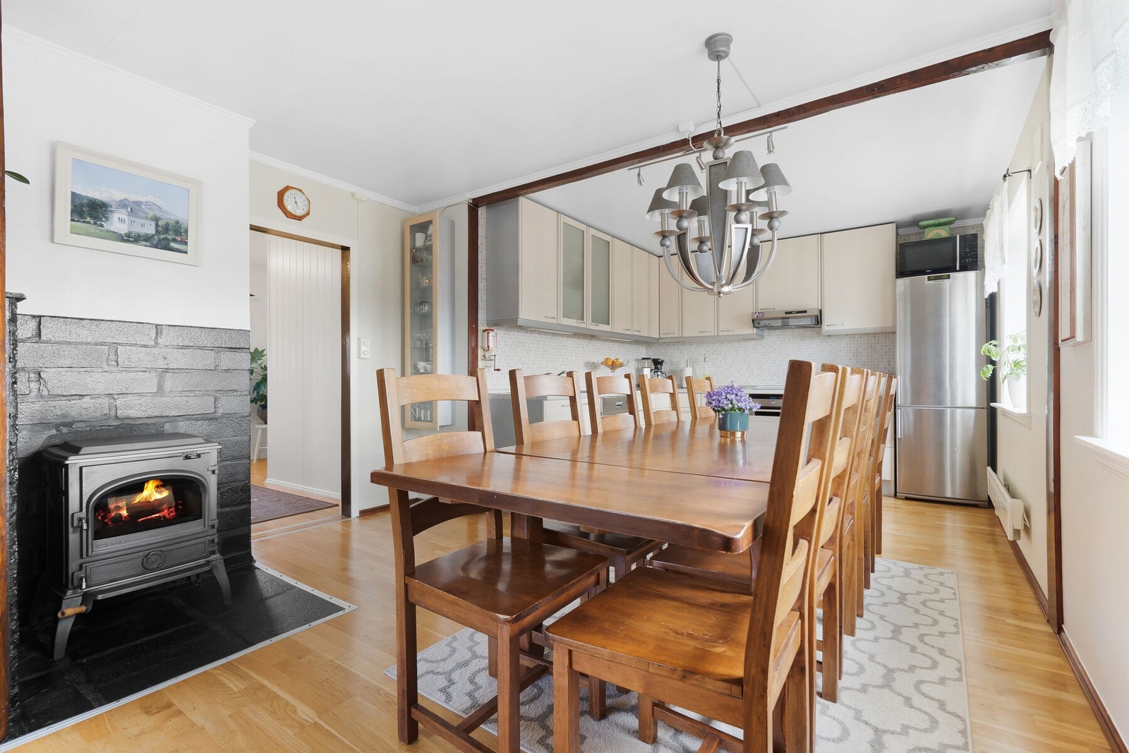 God plass til stort spisebord i tilknytning til kjøkken. Galleribilde