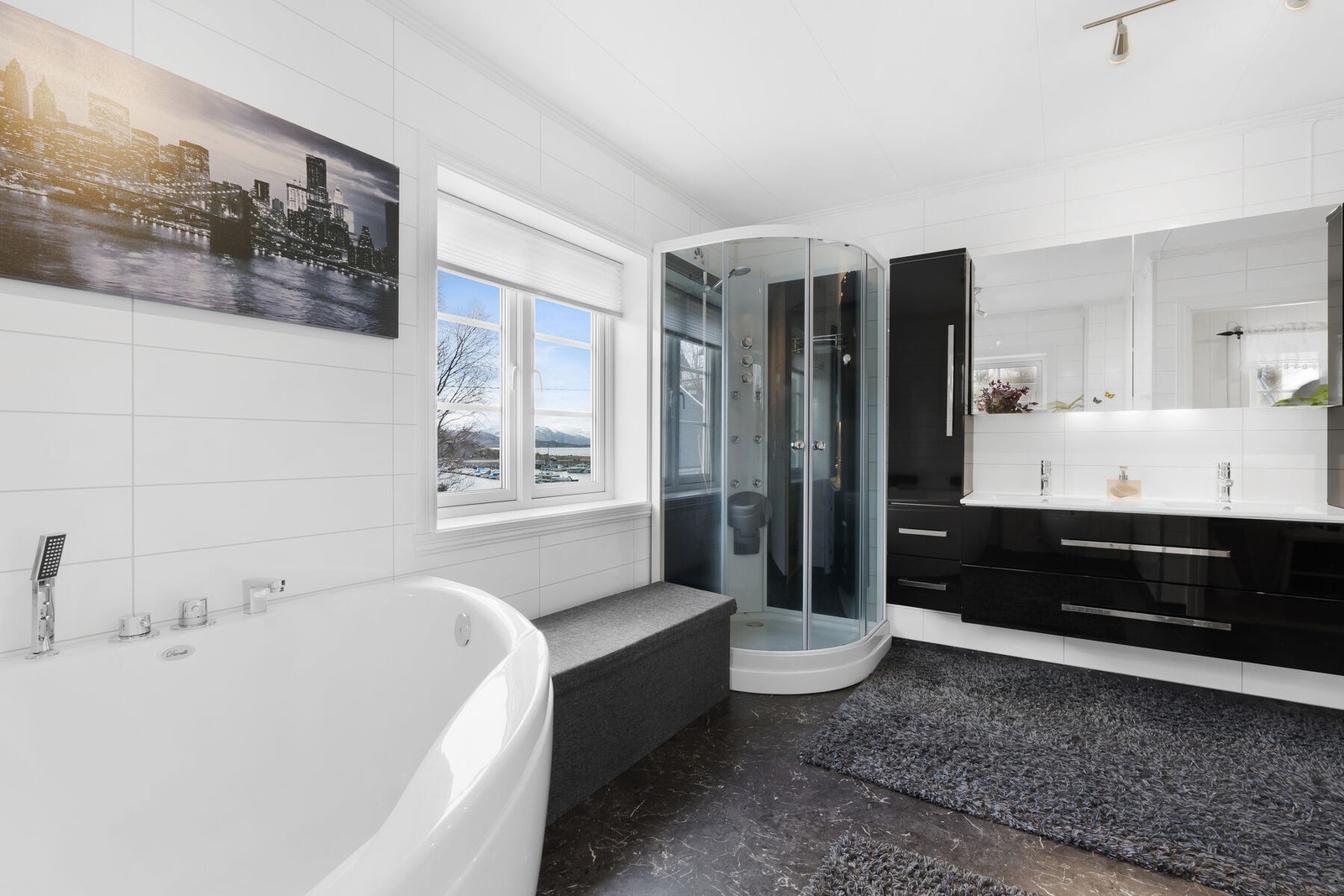 På gulvet er det vinylbelegg, baderomsplater på vegg og klassiske himlingsplater i tak. Galleribilde