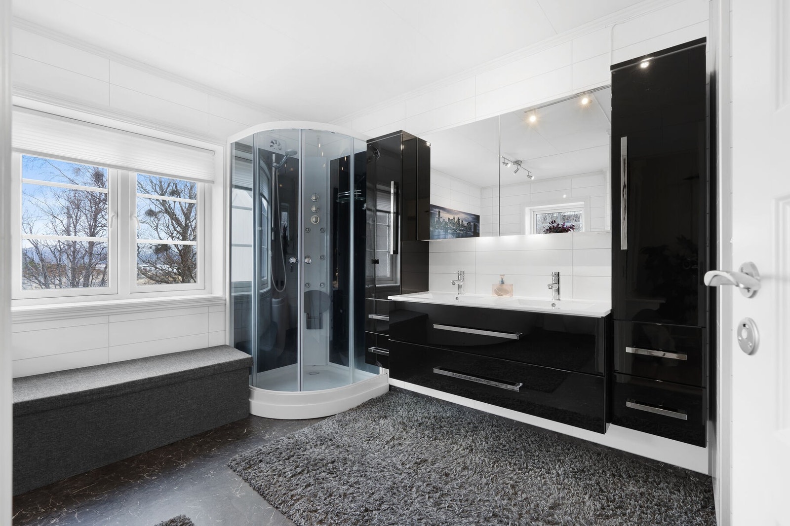 Stort innholdsrikt bad - her finner du toalett, baderomsinnredning, en romslig dusj og et badekar. Galleribilde