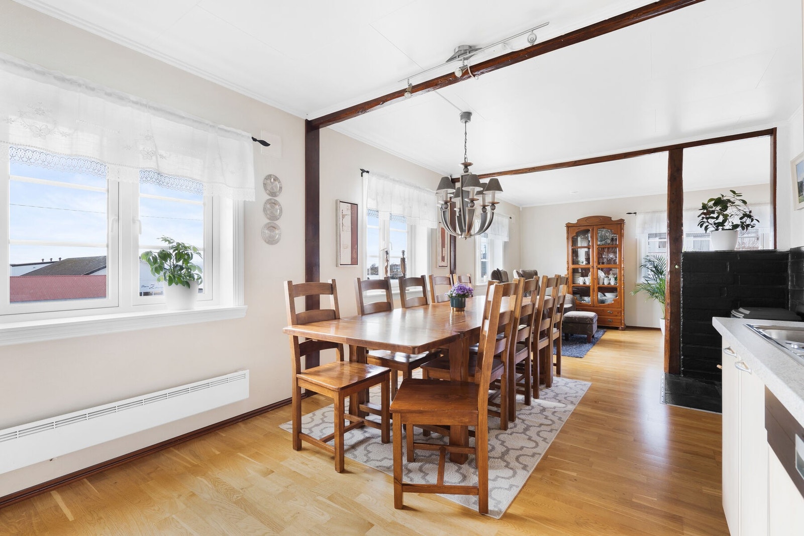 God plass til et stort spisebord. Galleribilde