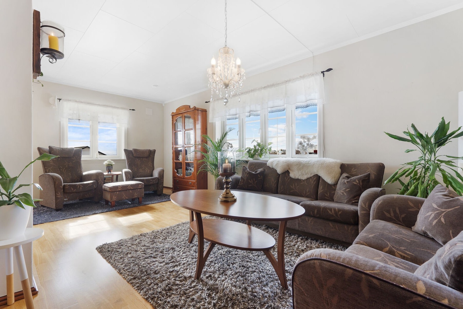 Romslig stue med god plass til flere sittegrupper. Galleribilde