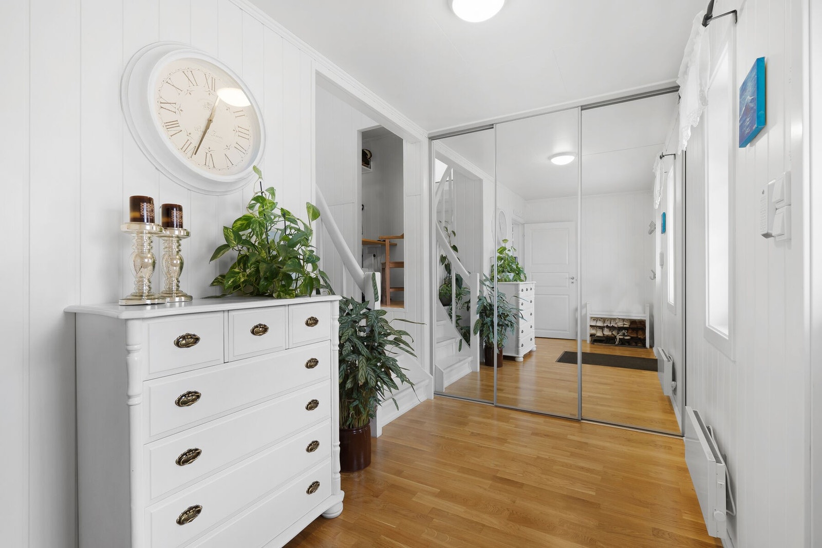 I gangen finner du en romslig skyvedørsgarderobe med mye lagringsplass. Galleribilde