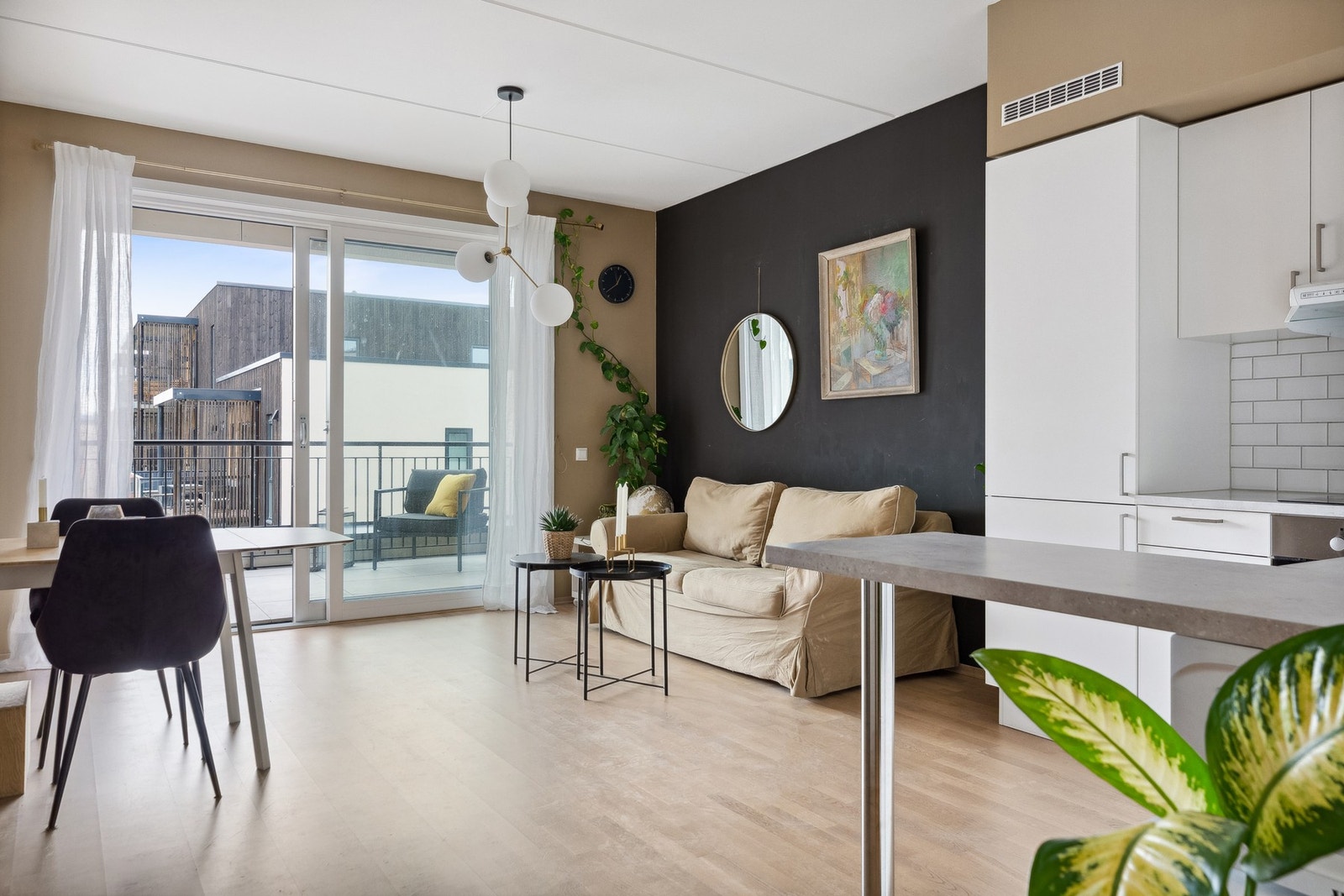 Kjøkkenet er etablert med en smart "bar-løsning". En fin løsning når du har det travelt i hverdagen. Galleribilde