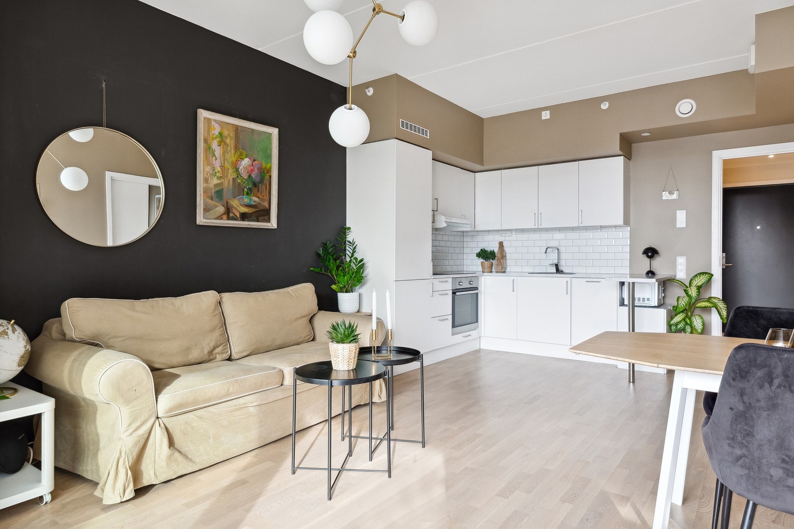 Kjøkkenet fremstår innbydende med moderne fasiliteter. Tidløse hvite fronter, med hvite fliser mellom over- og underskap. Galleribilde