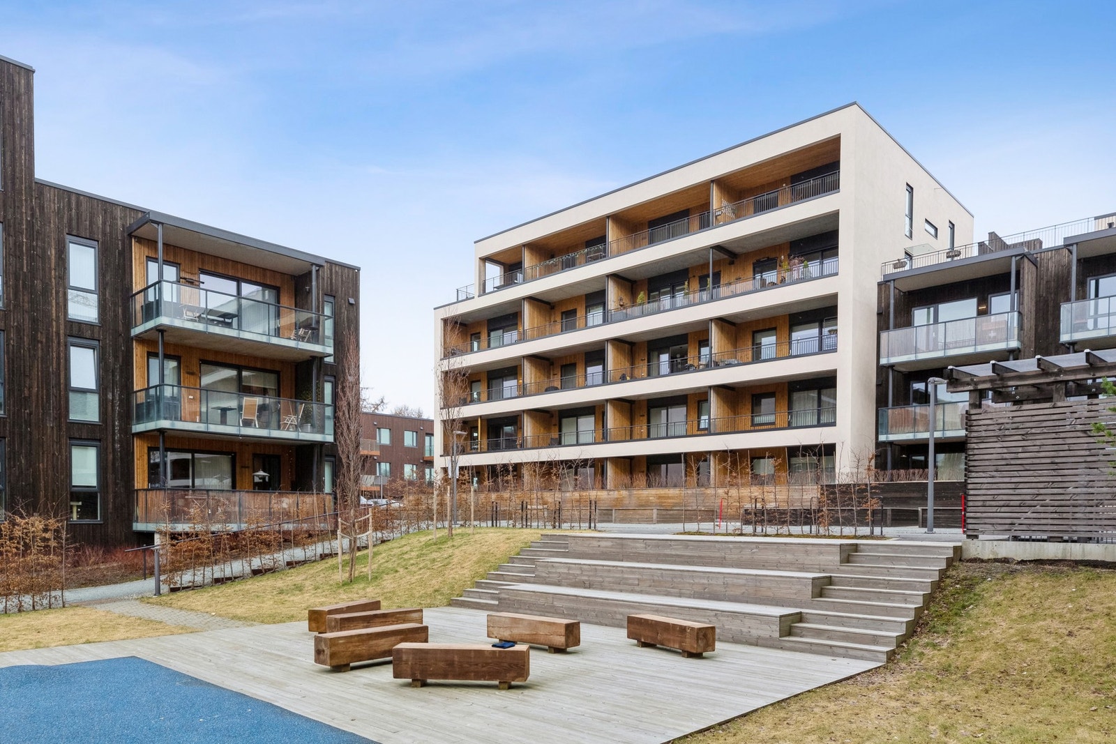 Ladebyhagen kjennetegnes ved at det er pent opparbeidede fellesarealer og lekeplasser for de minste. Et veletablert og populært boligområde beliggende midt i smørøyet av Lade. Galleribilde