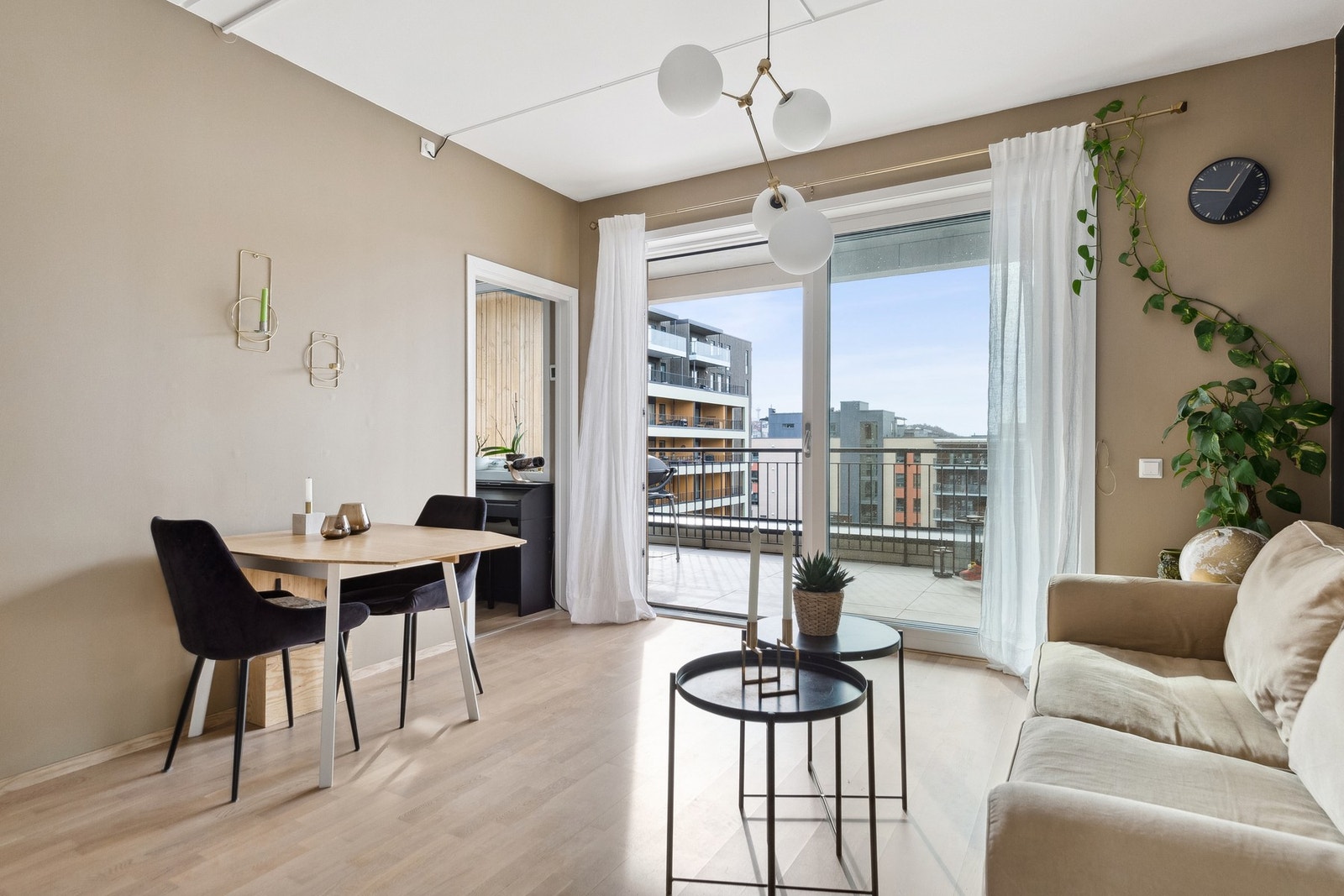 Leiligheten har en fin planløsning med direkte utgang til balkongen fra stue-arelaet. Galleribilde