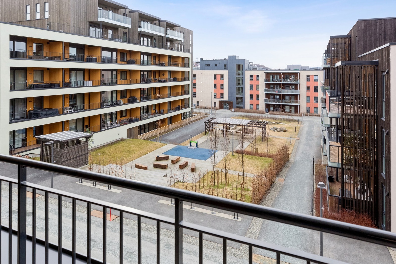 Fra balkongen er det åpent og luftig. Leiligheten har en god plassering i bygget som er verdt å sjekke ut! Galleribilde