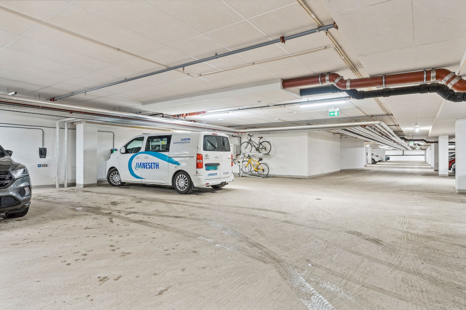 Parkering i garasje. Tilrettelagt for el-billader. Galleribilde