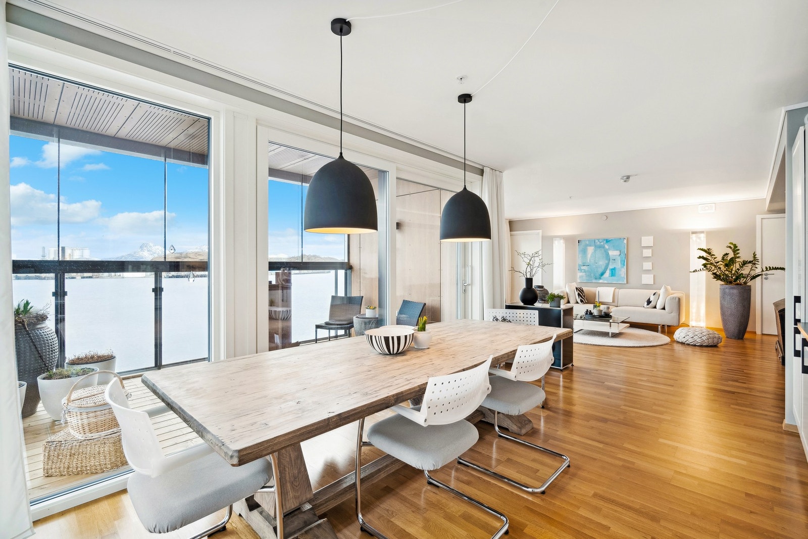 I tilknytning kjøkkenet er det god plass til spisestue. Herfra er det også utgang til en romslig innglasset balkong. Galleribilde