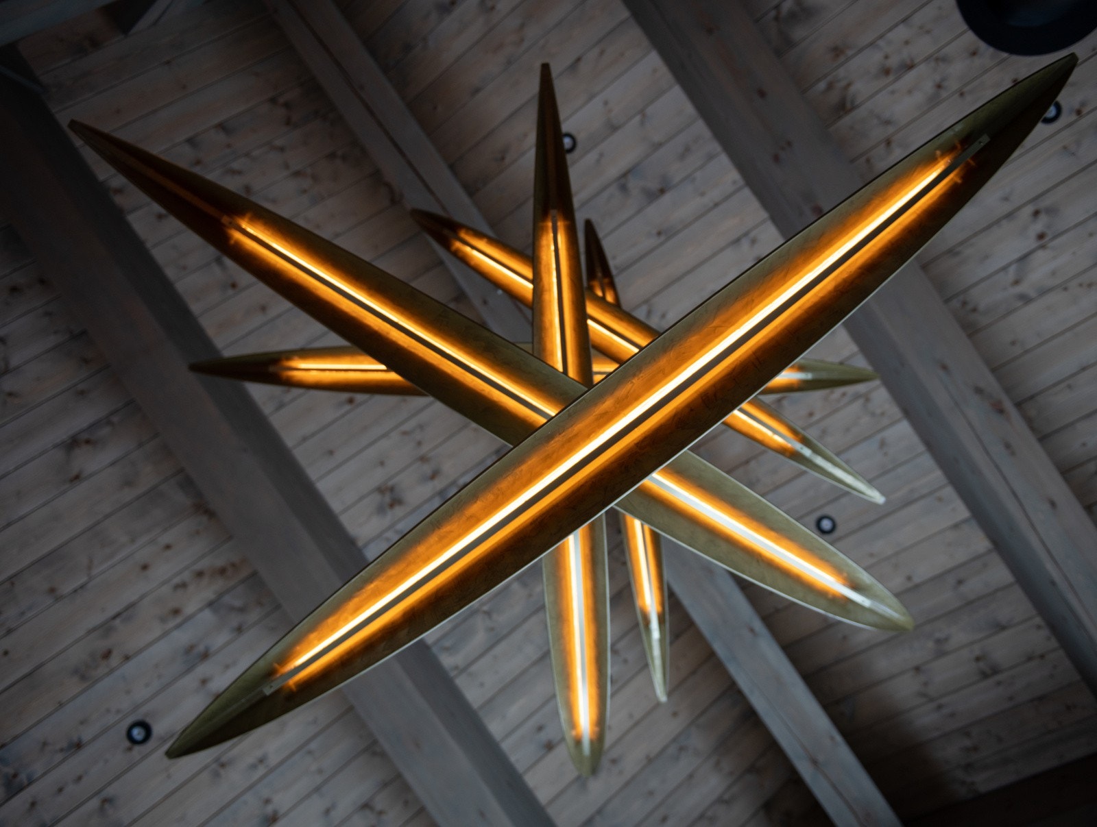 Pendelen i taket er tegnet av interiørarkitekten og laget spesielt av LHM for dette prosjektet. Galleribilde