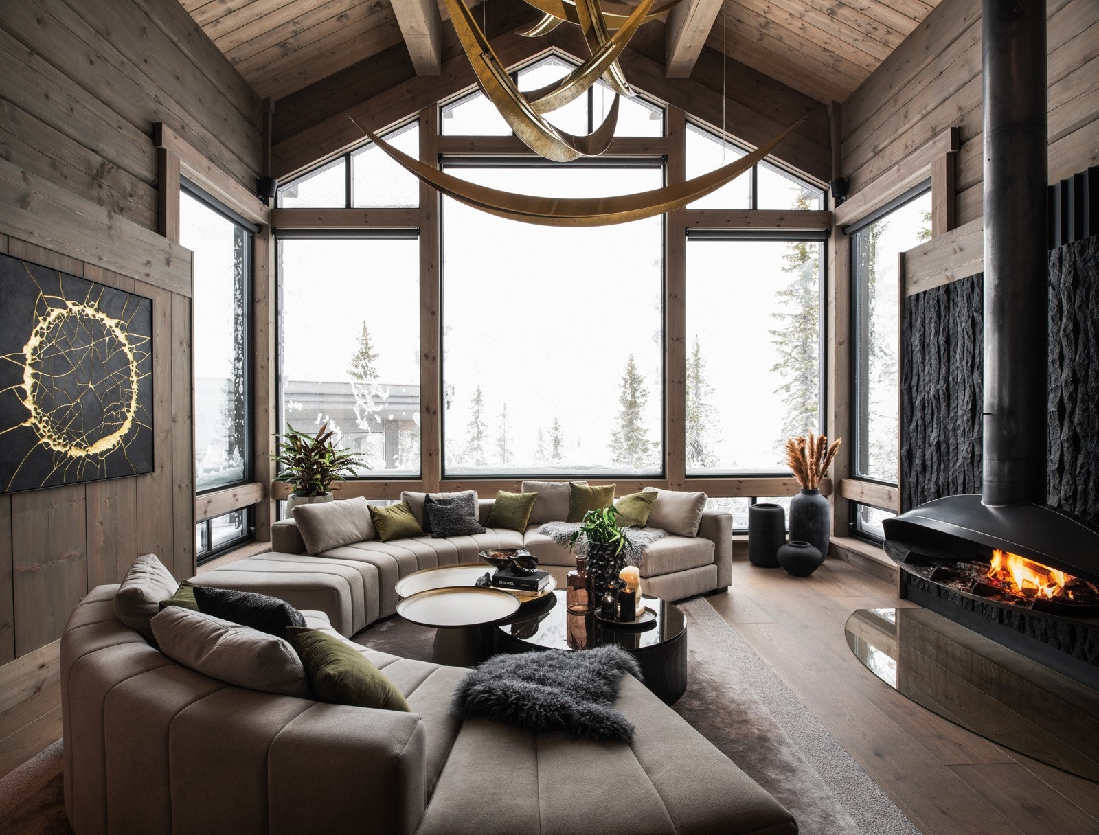 En imponerende stue på alle måter! De store vindusflatene, med elektriske screens, trekker deg mot naturen og utsikten Galleribilde