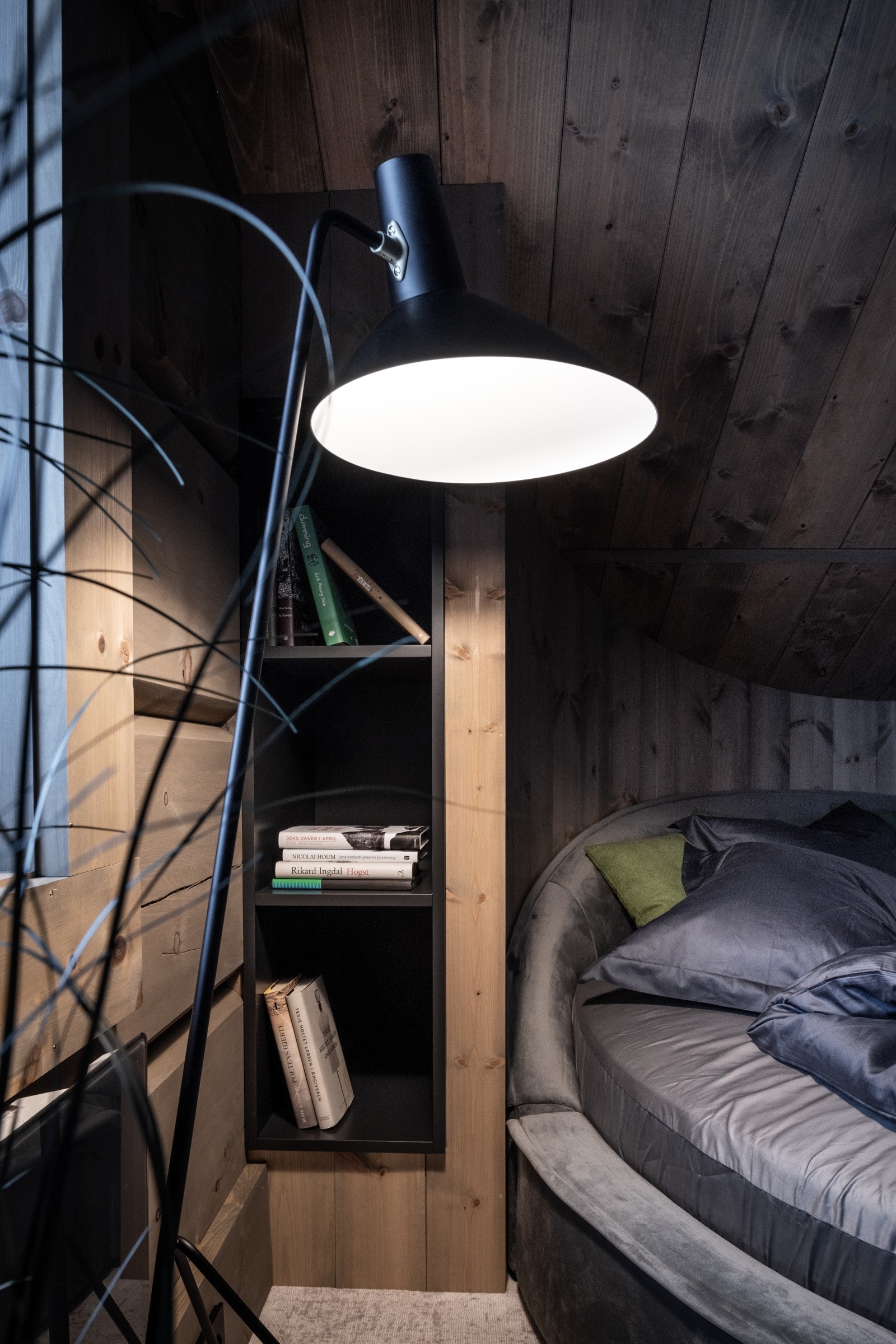 Bak sengen finner man hyller integrert i veggen, og for ytterligere oppbevaring er det plassert en kommode ved døren Galleribilde