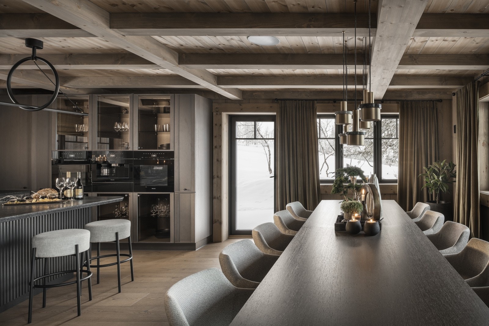 Spisestuen har et digert spisebord på 3,5 meter og lekre stoler fra danske "Skovby". Kjøkkenet har utgang til vestvendt terrasse Galleribilde