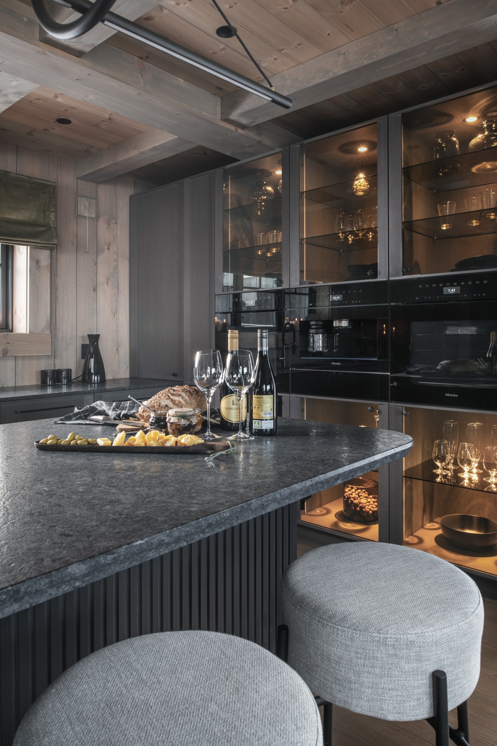 Benkeplaten er i en lekker børstet, stålgrå, granitt Galleribilde