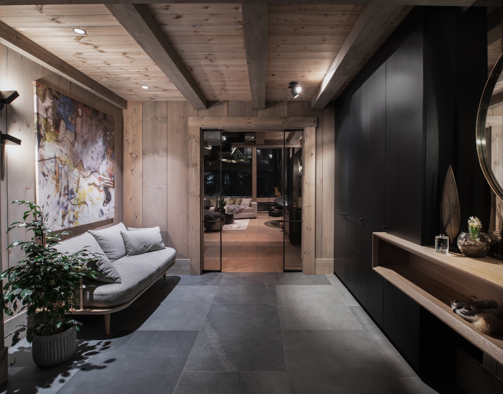 Lekker entrè med plassbygget innredning og spesiallaget speil. Legg merke til sofaen fra danske "&Tradition" Galleribilde