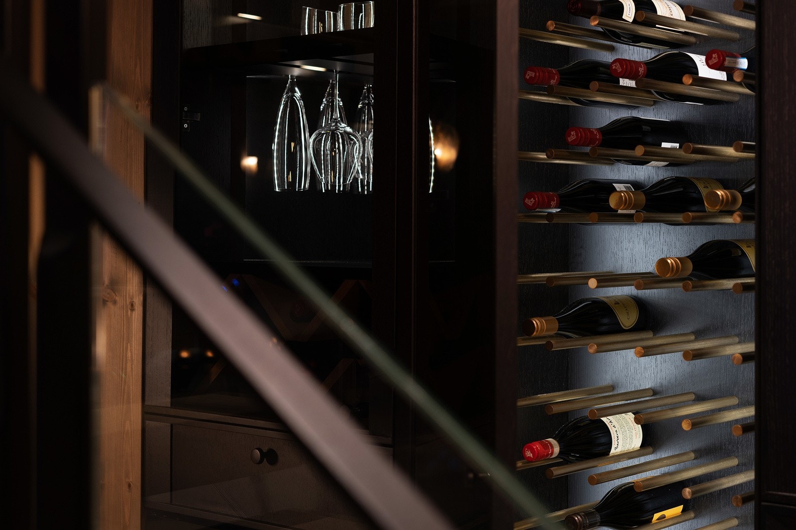 Skapet har rikelig med plass og er innredet med holdere i massiv messing, led-belysning og skuffer for oppbevaring Galleribilde