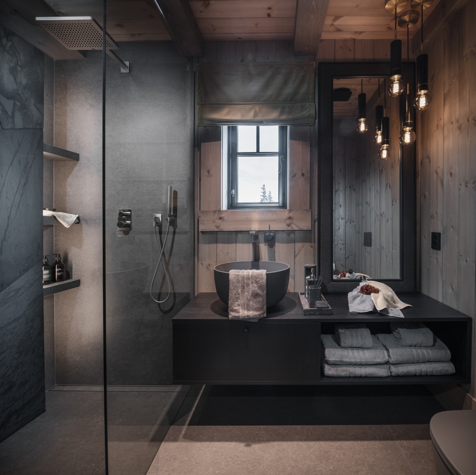 Delikat baderom i tilknytning til masteravdelingen. Badet har vask fra Cielo, kraner fra Dornbracht. Galleribilde