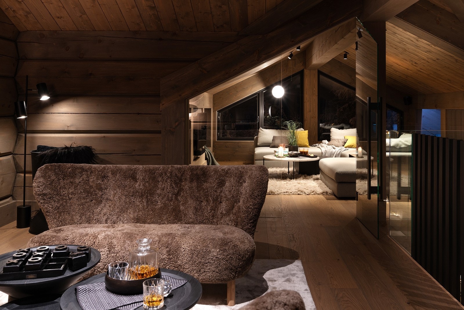 Sittegruppen er møblert med to sofaer i ekte saueskinn fra det danske merket "&Tradition", samt en LP-spiller og høytalere. Selv LP-platene er kjøpt inn! Galleribilde