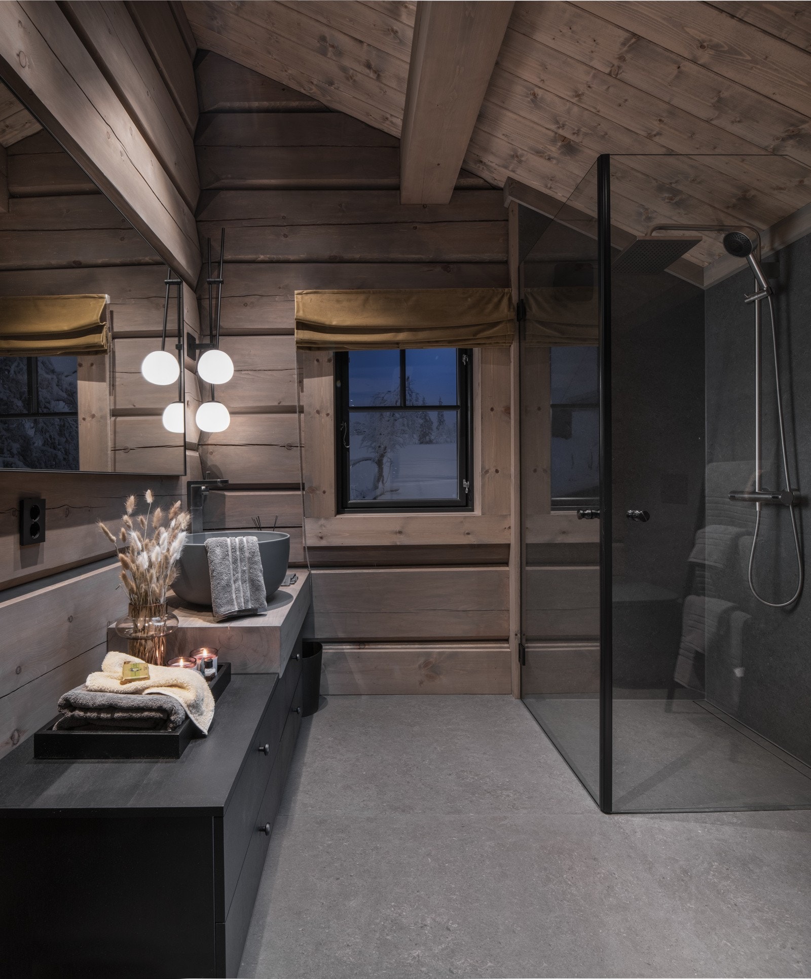 Dette badet er flislagt med italienske fliser i størrelse 90x90. Dusjen har elegante glassdører og baderomsinnredningen er laget med en fin kombinasjon av massiv furu og svart eik. Galleribilde