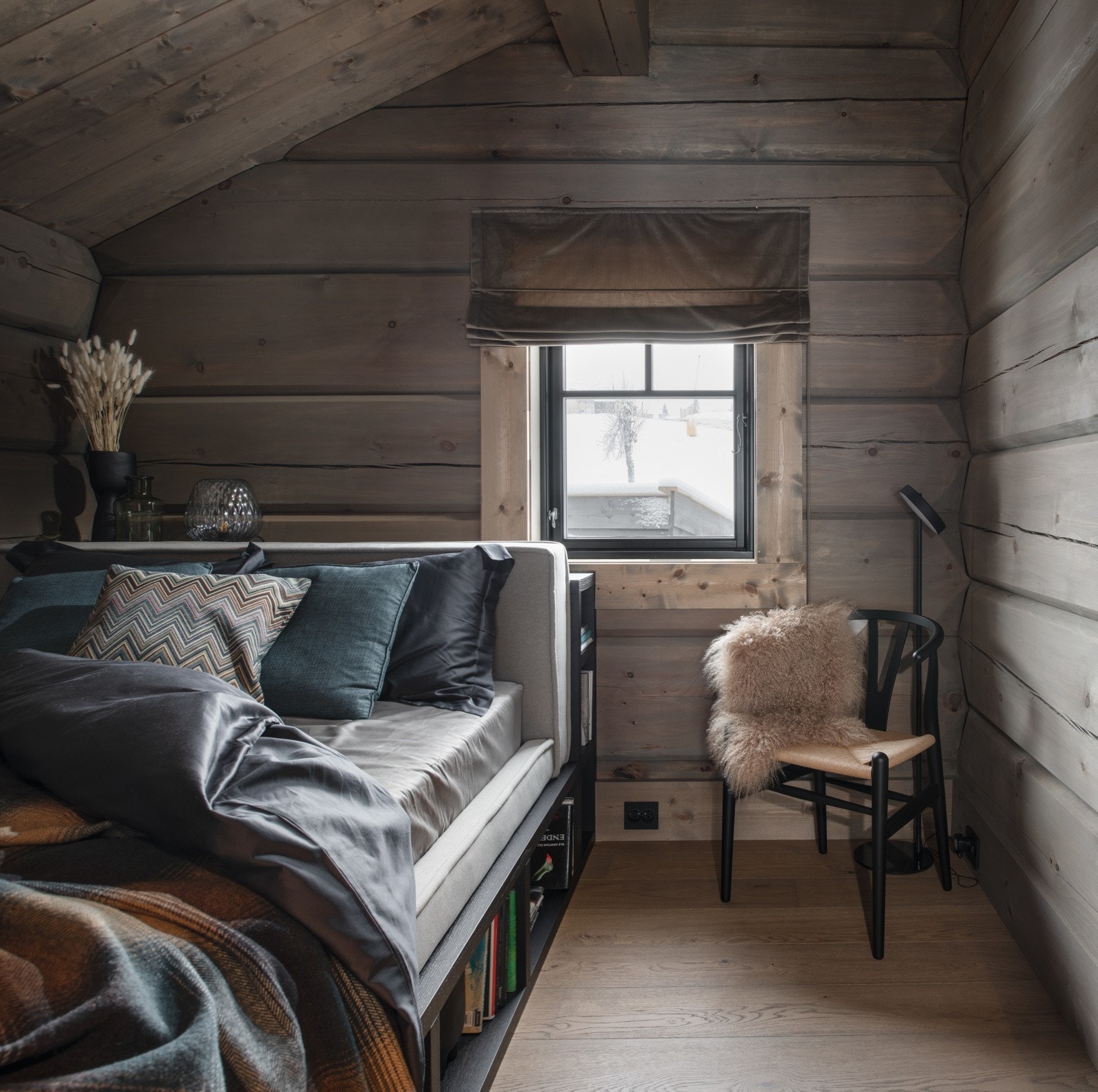 "Bibliotekrommet" har en spesielt utformet dobbelseng, med bokhyller som base. Sengen er i eik med stofftrukket ramme. Galleribilde