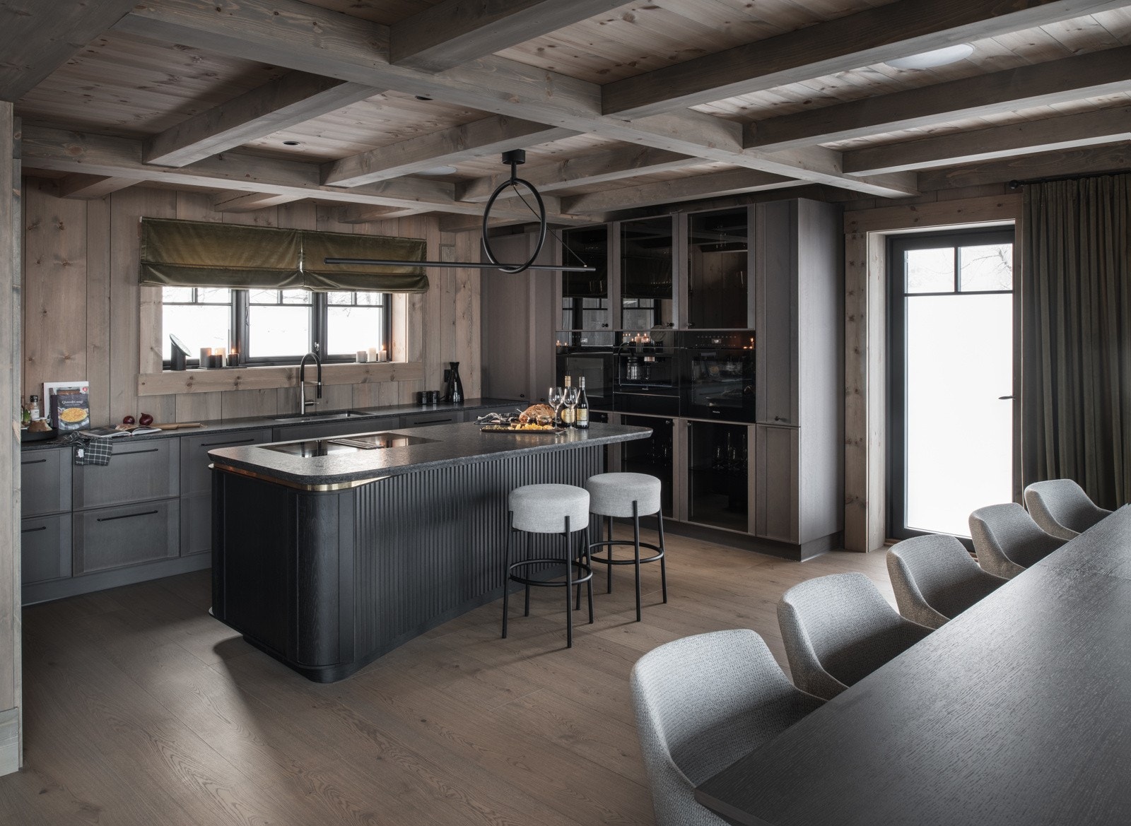 Kjøkkeninnredningen og øyen er spesialdesignet og produsert for dette prosjektet. Innredningen er i eik, med detaljer i messing Galleribilde