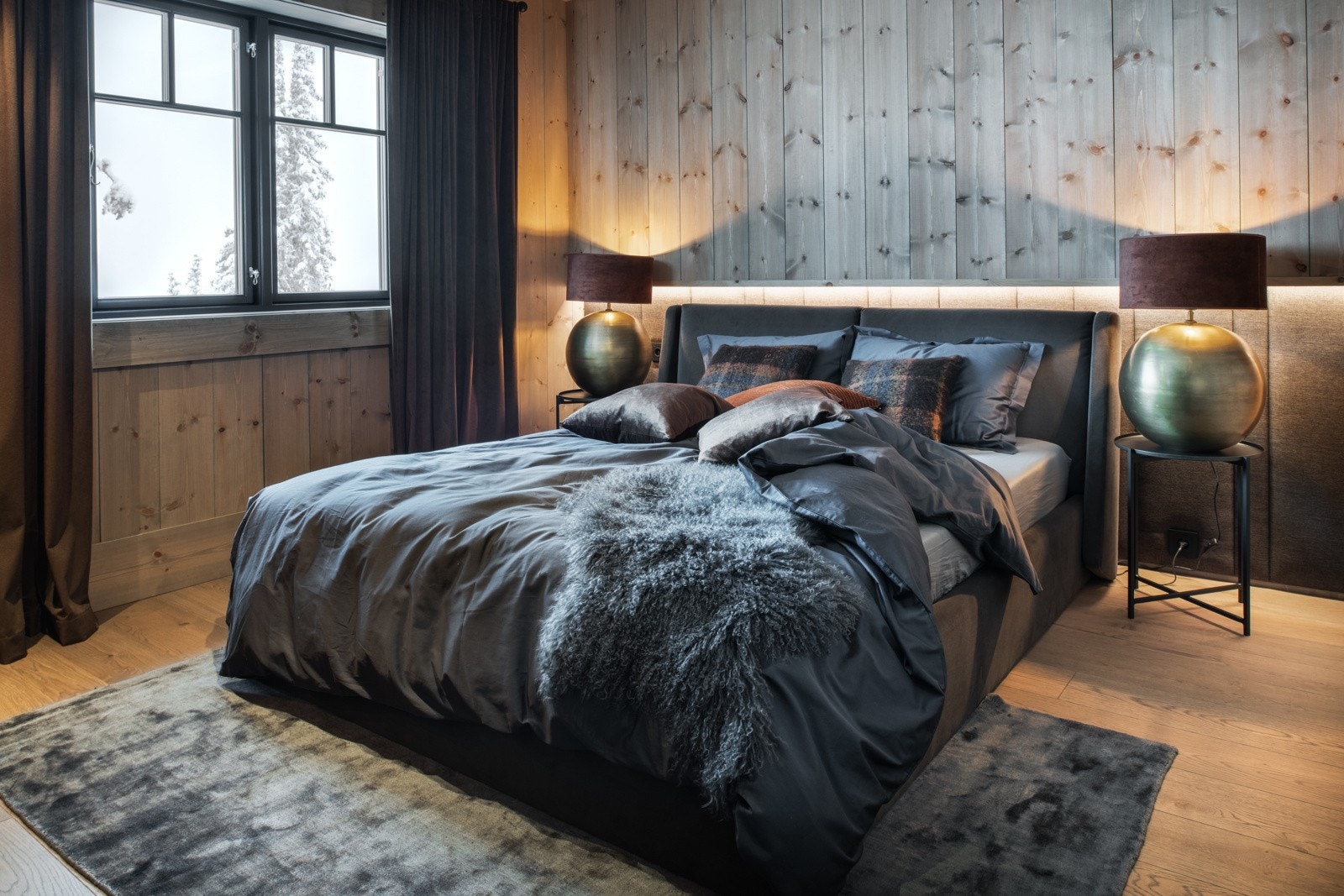 Masteravdeling: Sengen er plassert midt i rommet og står inntil en spesialbygget vegg trukket i stoff og opplyst med skjult LED-belysning Galleribilde