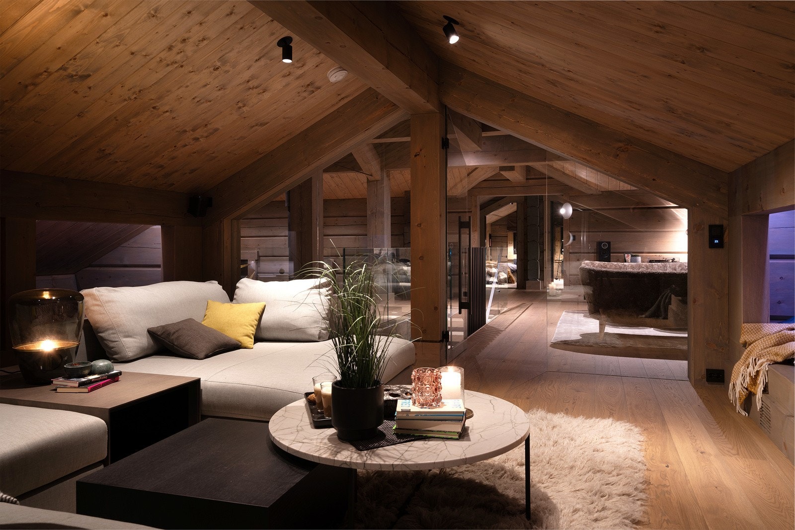 Rommet er også innredet med fire intime sovealkover med integrerte hyller og RGB-fargede led-lys. Hver alkove har egne styringsenheter for lyset, slik at man kan velge farge og lys individuelt i hver alkove. Galleribilde