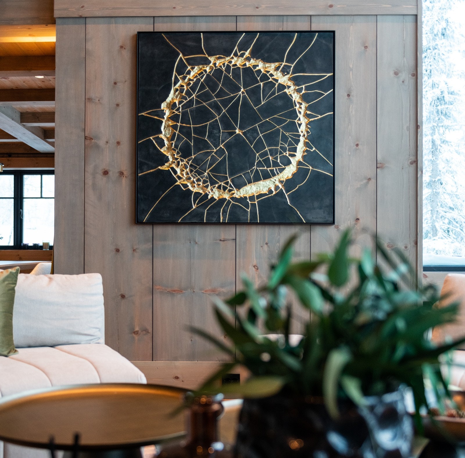 Kunstverket på veggen er også laget spesielt til denne hytta. Det er laget i betong, og dekorert med bladgull. Galleribilde