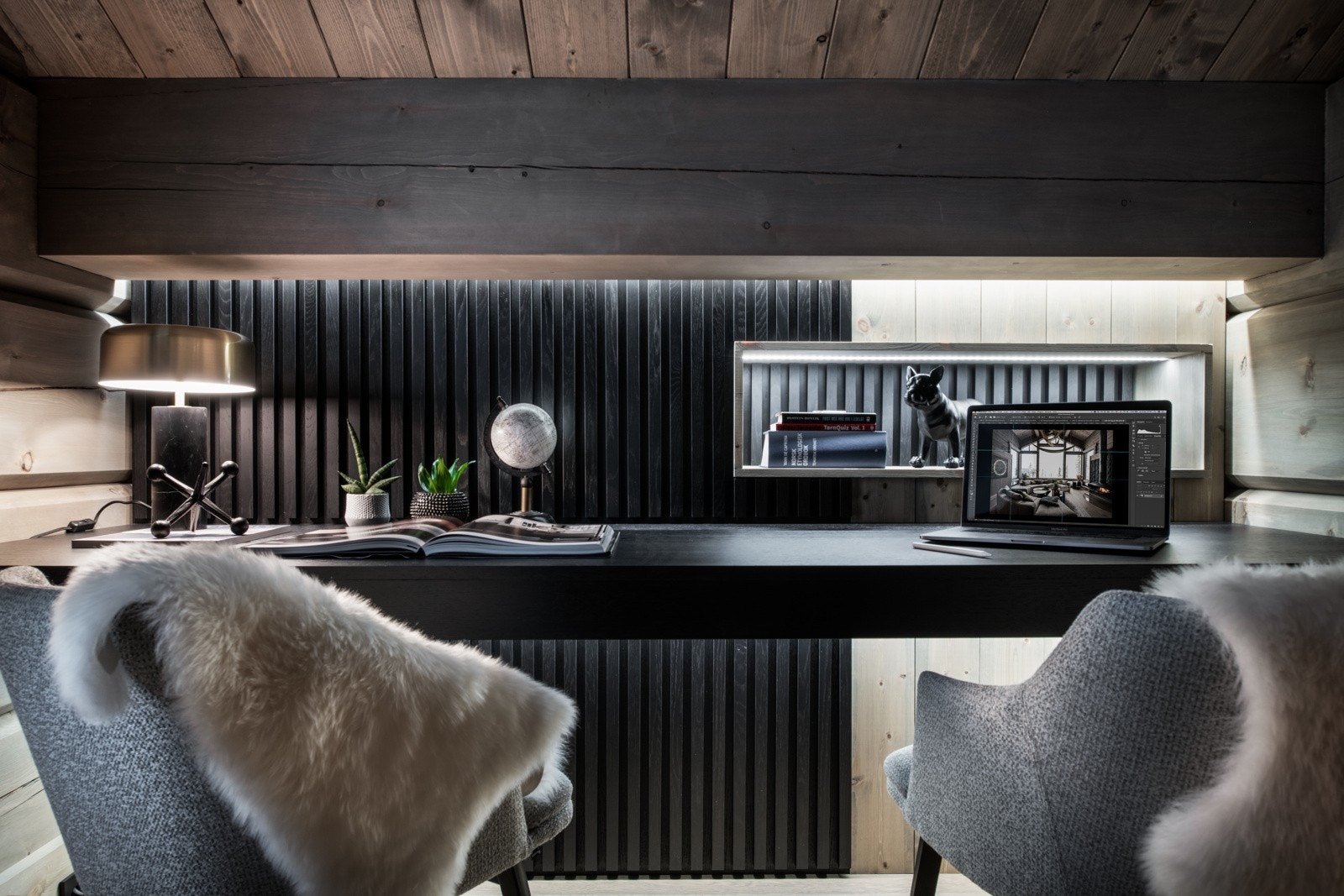 Lekkert innredet kontoravdeling med integrert skrivebord, som går fra vegg til vegg med plass til to personer. Avdelingen har integrerte hyller og led-lys. Galleribilde