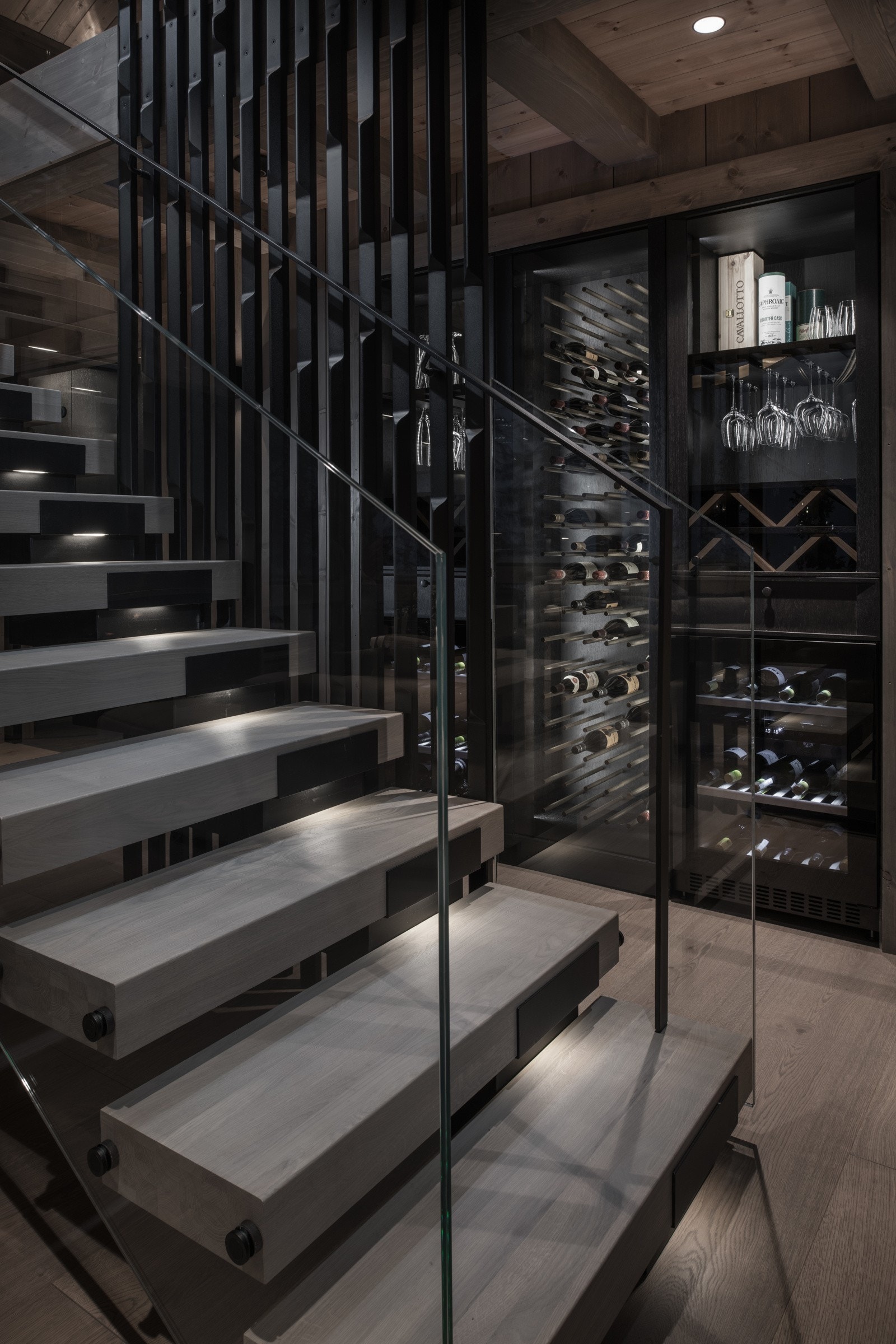 Bak trappen finner man et lekkert vinskap med to vinkjølere, integrert i veggen Galleribilde