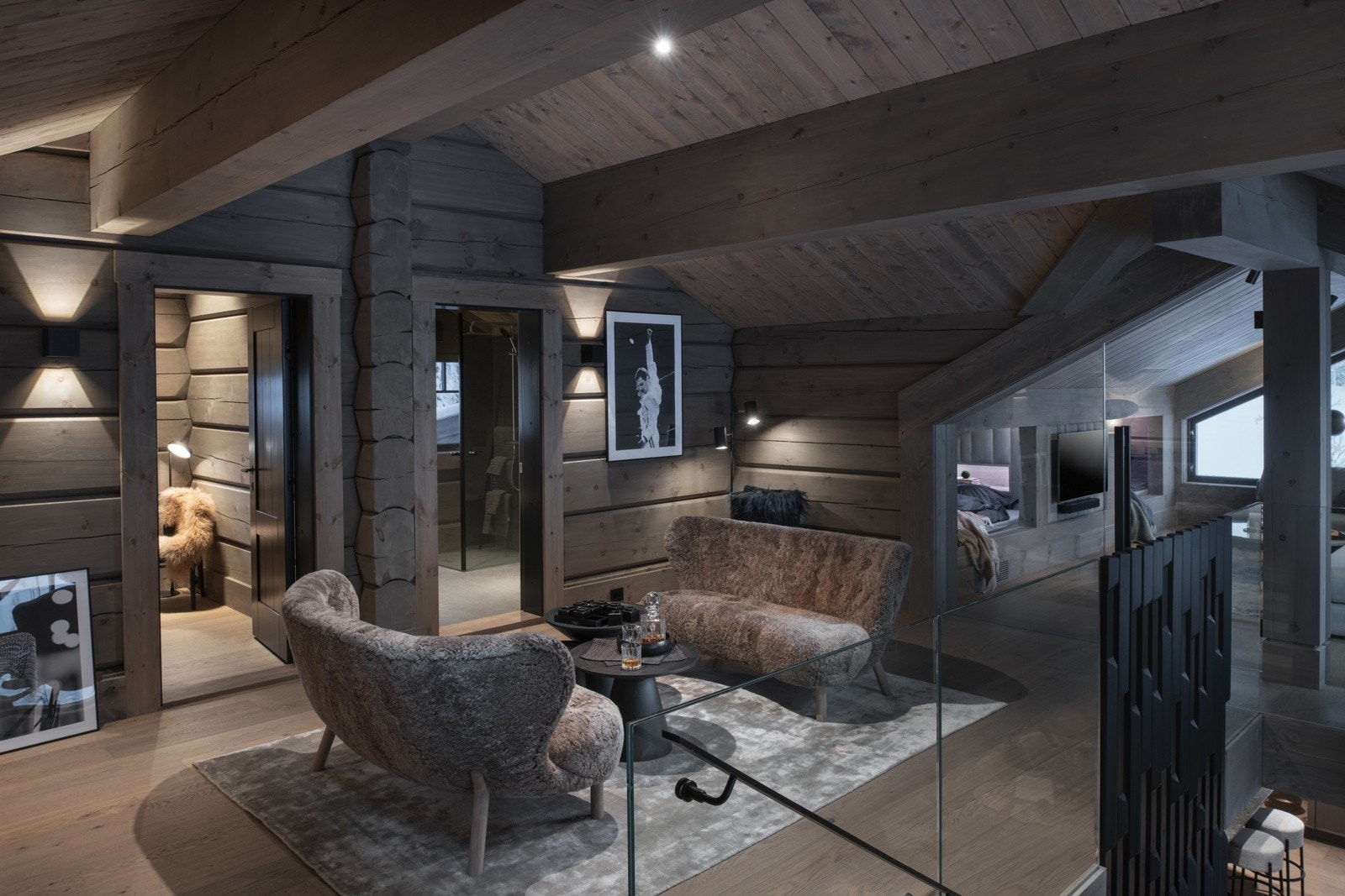 Man legger merke til de enorme tømmerstokkene i takåser og vegger Galleribilde