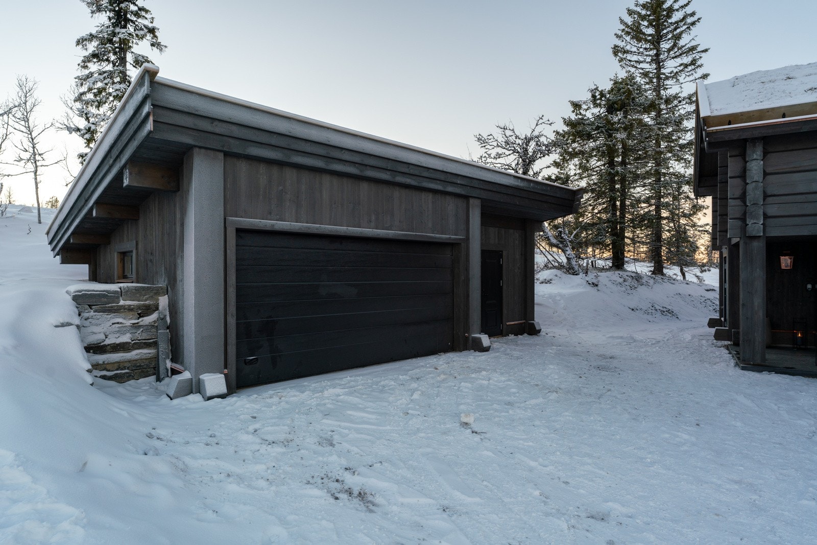 Lekker garasje med elektrisk port og rikelig med plass. Fullutstyrt skibod med eksklusiv skreddersydd innredning! Galleribilde