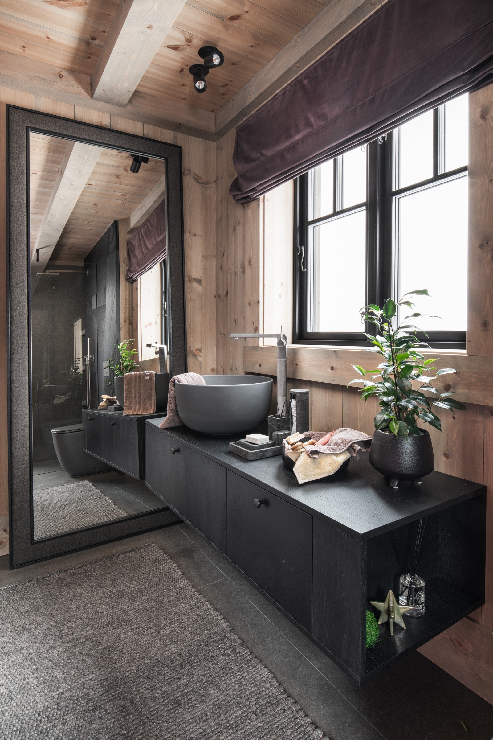 Hovedbadet med samme kvaliteter som i masteravdelingen. Her er det også egen utgang. Galleribilde