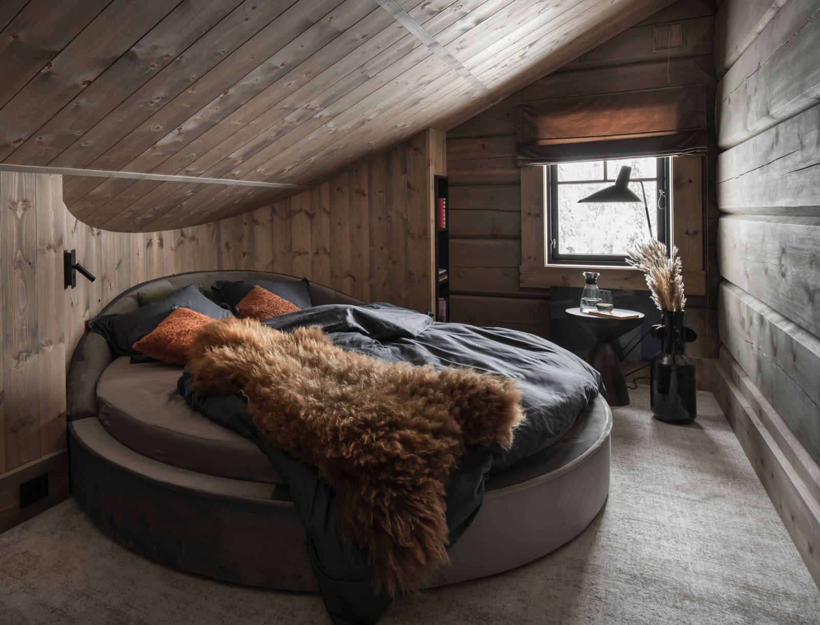 Ved siden av kontoravdelingen finner man to speilvendte soverom, med vegg-til-vegg tepper av høy kvalitet. Galleribilde