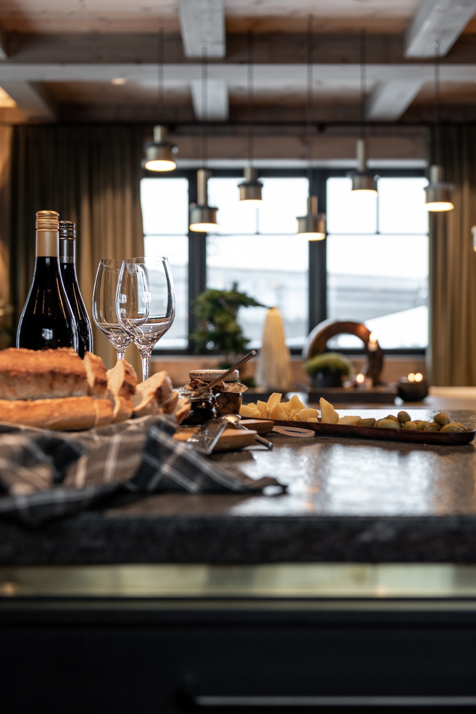 Kjøkkenet er godt tilrettelagt slik at man står vendt mot gjestene sine, mens man lager mat. Galleribilde