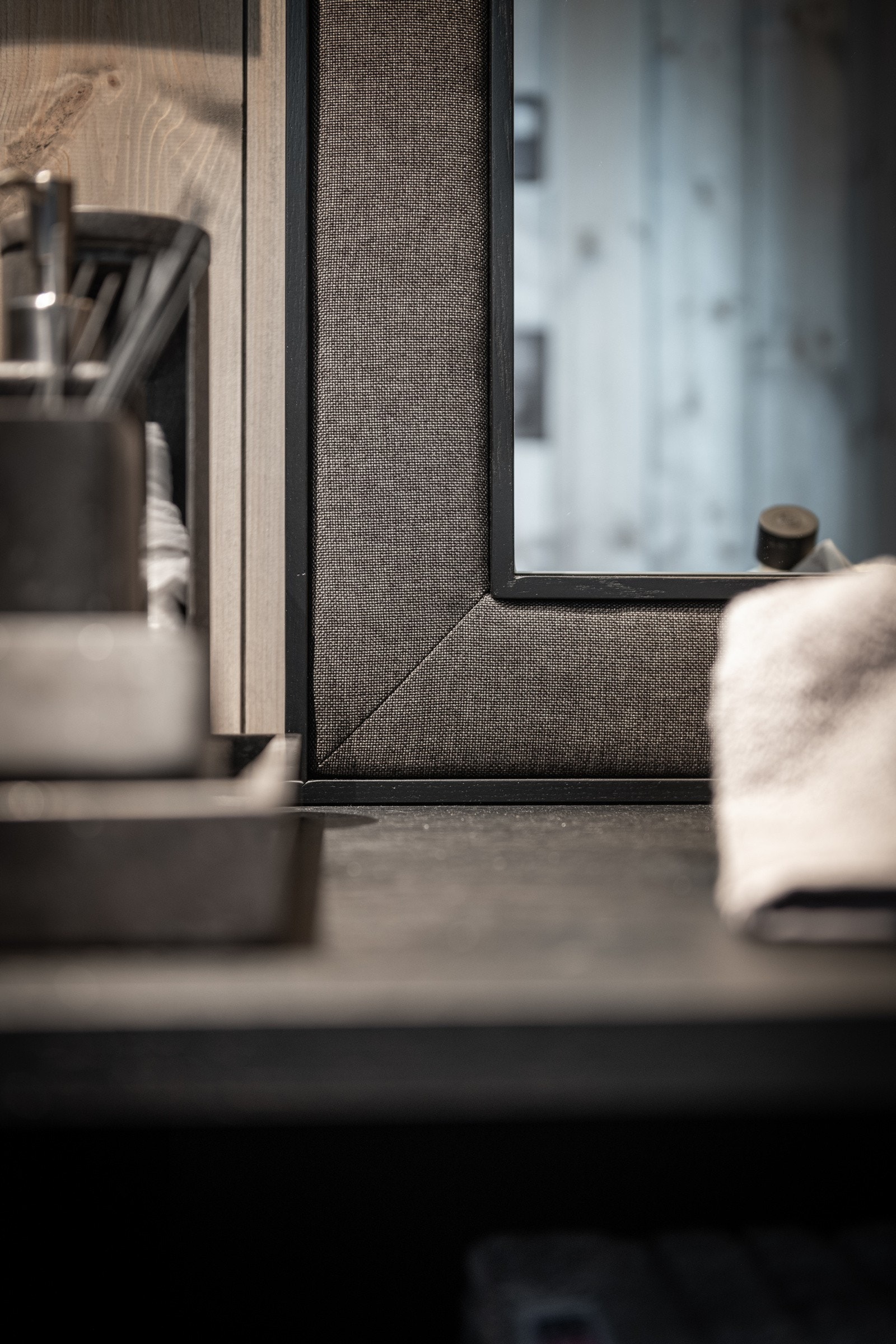 Speilet på badet er spesialdesignet, og har en ramme i en kombinasjon av eik og stoff. Galleribilde