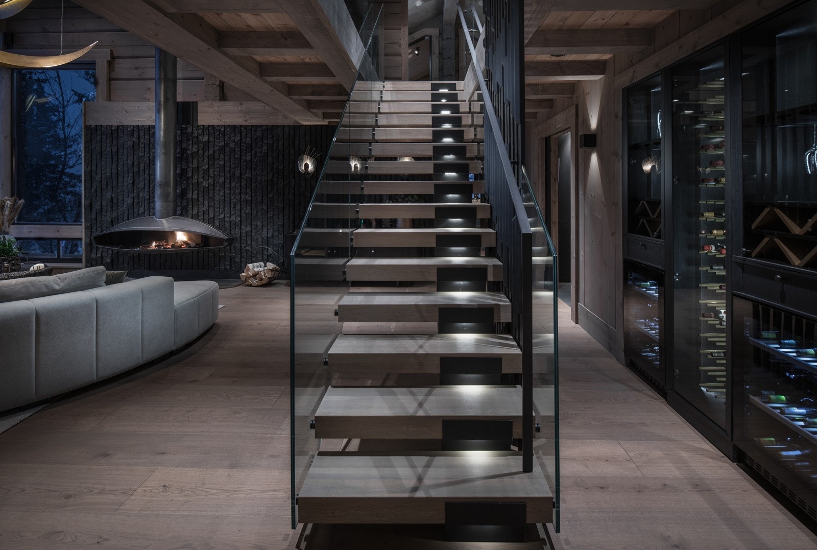 Trappen, fra det norske merket X-Trapp, ble designet med elegante stålstenger i svart stål, håndløpere i glass, massive eiketrinn med en tykkelse på 10 cm Galleribilde