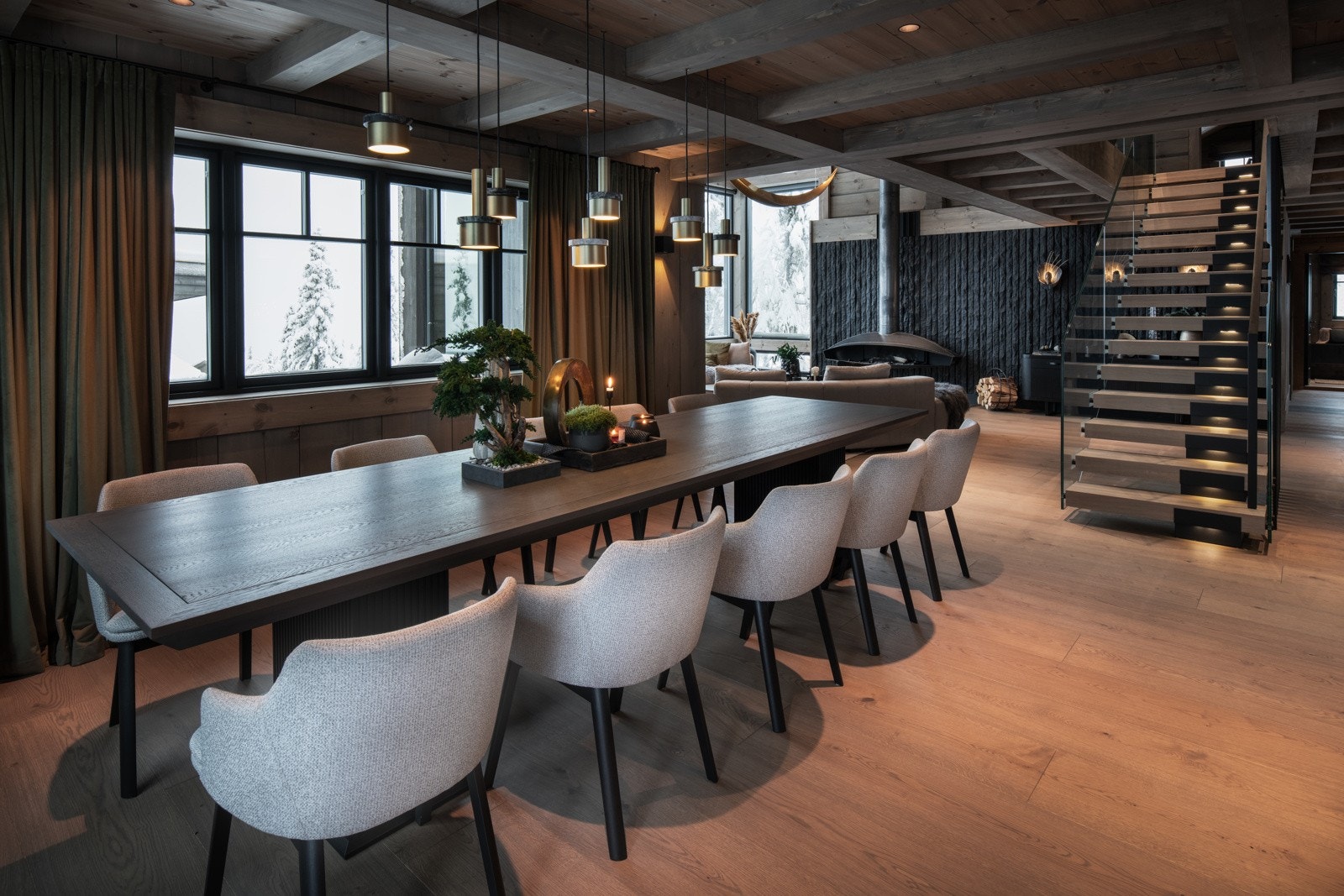 Over spisebordet henger 8 pendler i messing fra "Ferm Living", som er modifisert med marmorsten i grønt, hvitt og svart for å ta opp fargene i rommet. Galleribilde