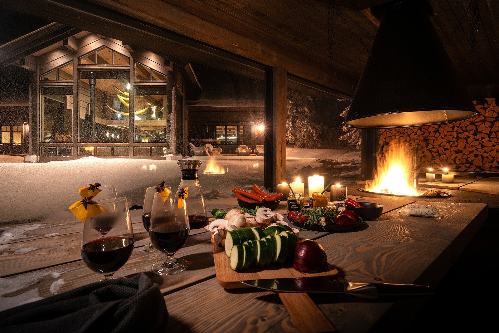 Gapahuken med bålplass med pipe, sittebenker og bord Galleribilde