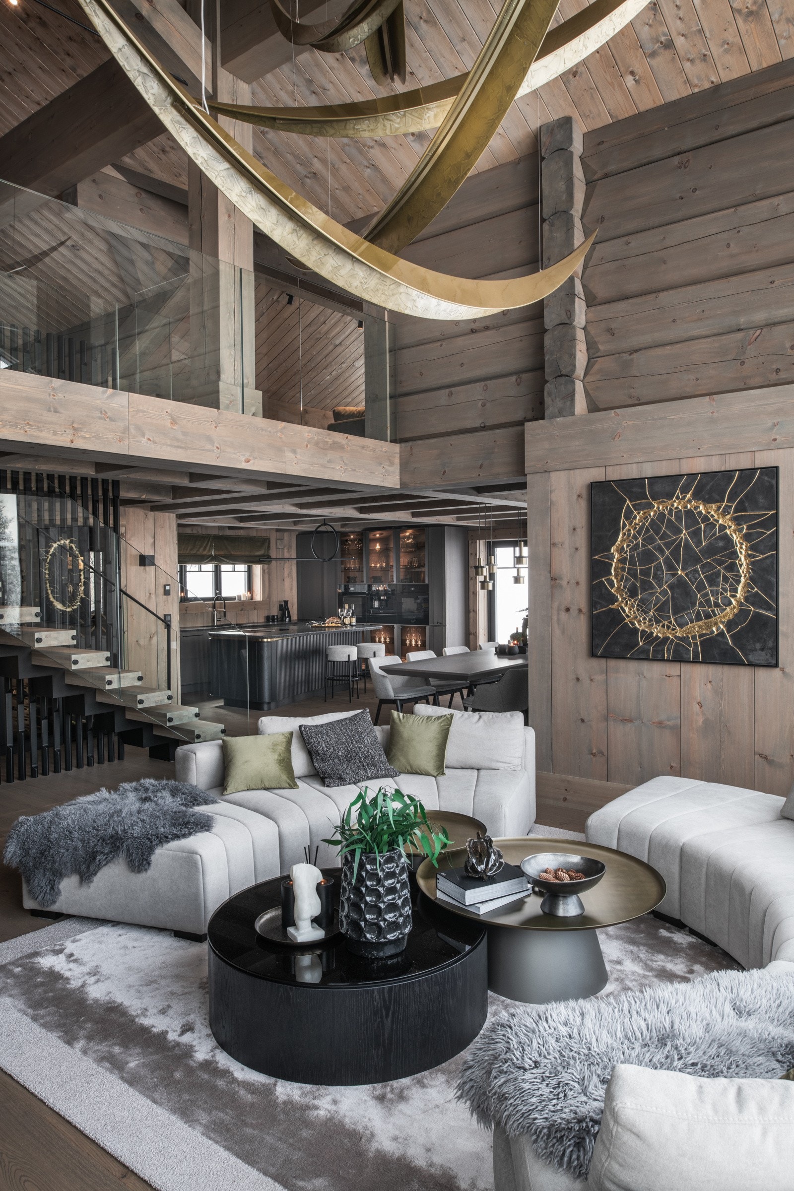 Her får man virkelig inntrykket av den generøse takhøyden! Kjøkkenet kan skimtes i bakkant Galleribilde