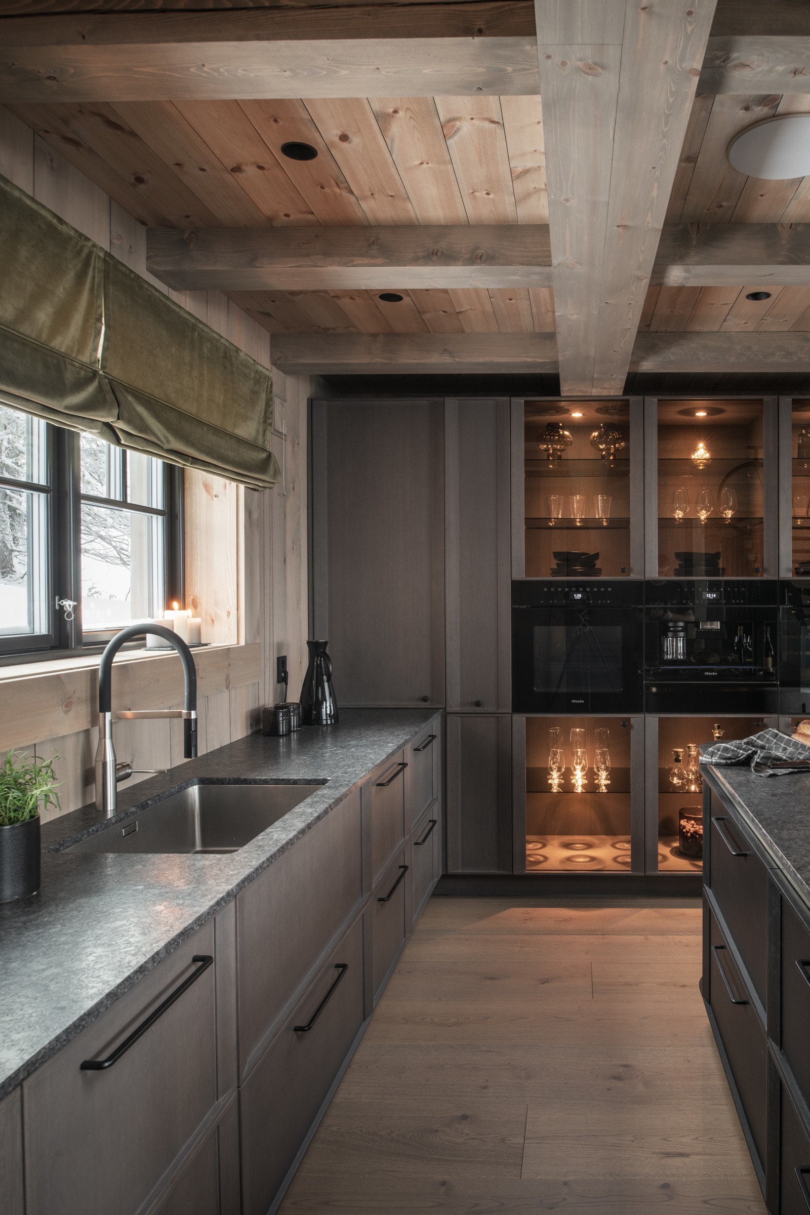 Kjøkkenet har to kjøleskap fra SIEMENS, begge med frysere, og oppvaskmaskin fra SIEMENS. Galleribilde