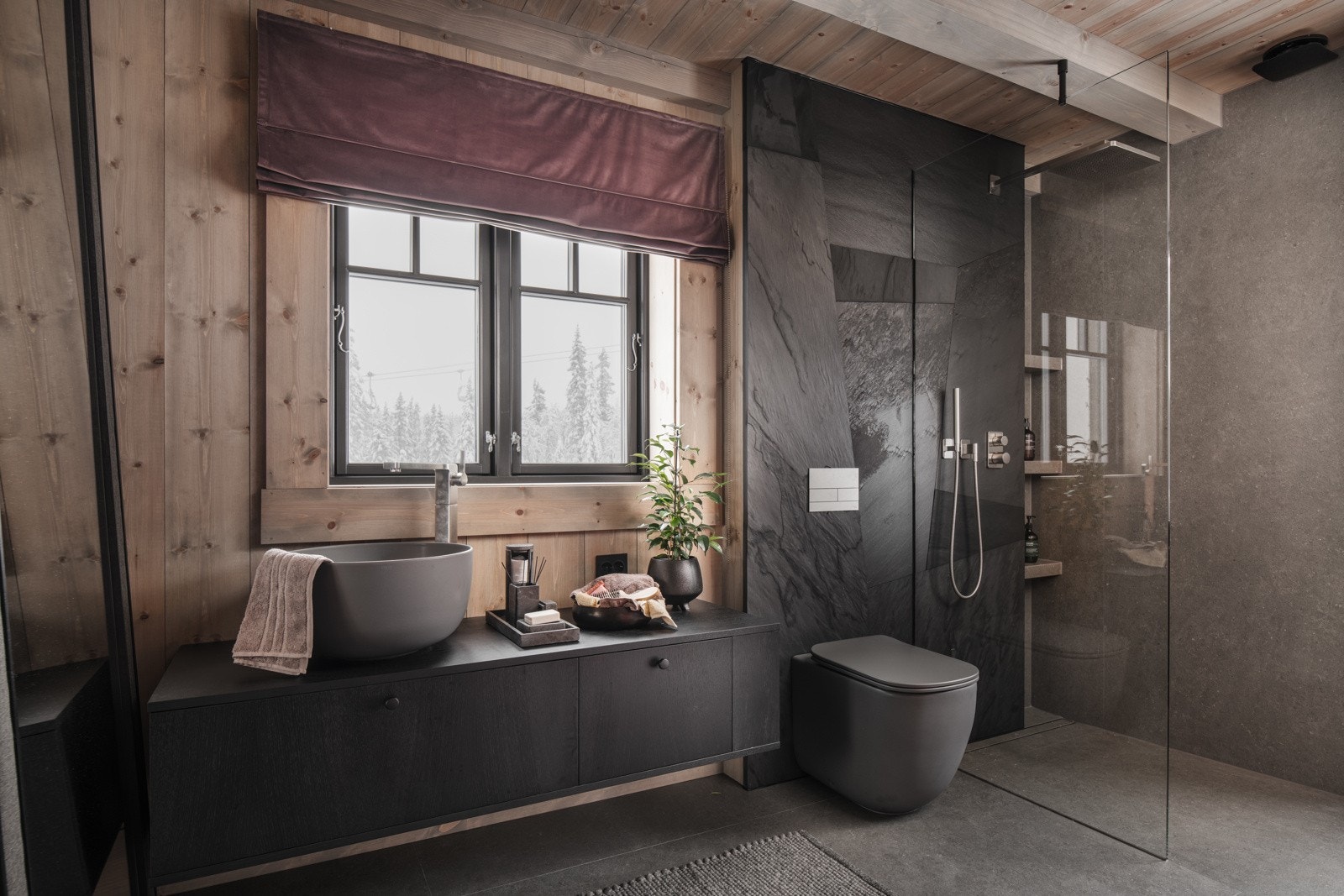 Legg merke til den lekre skiferveggen og de spesielle skråtkuttede stenene. Galleribilde