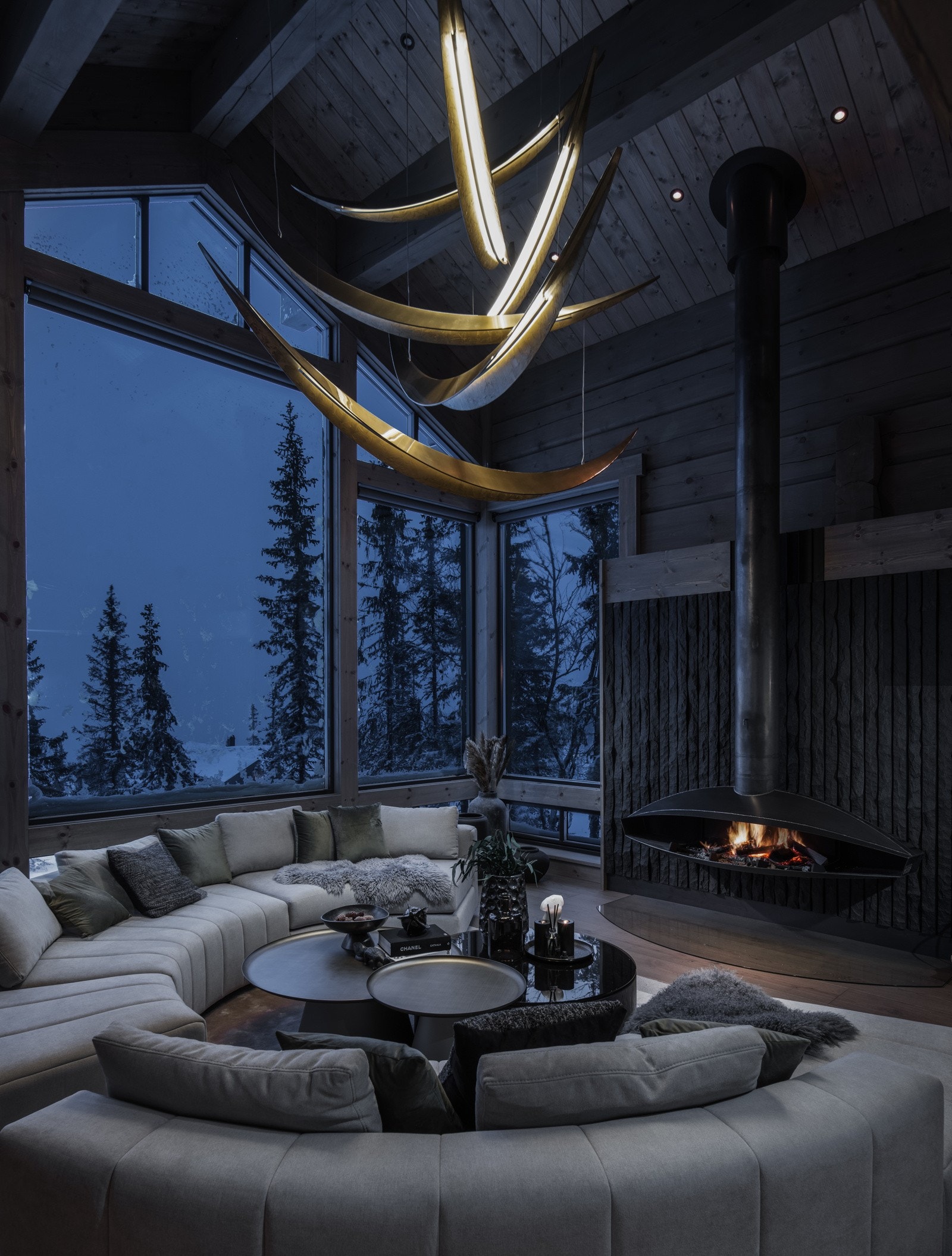 Sofaen er tegnet spesielt til hytta og omkranser tre lekre salongbord. To av dem er fra Cattelan Italia og det siste er skreddersydd i eik med en røkt glassplate. Galleribilde