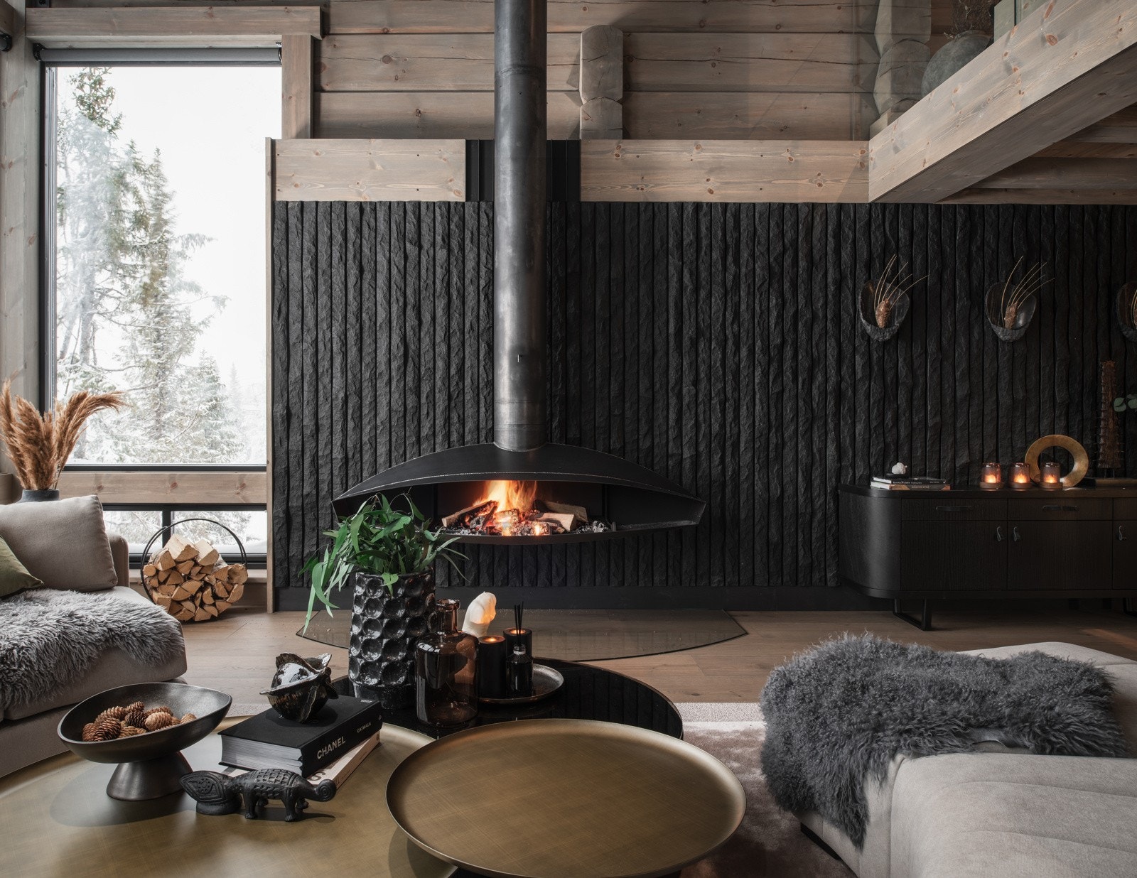 Man merker seg umiddelbart den håndlagde steinmuren, bak den hengende peisen fra FOCUS Galleribilde