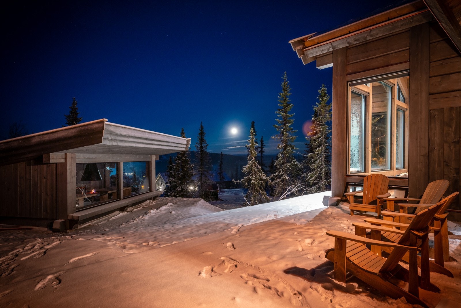 Fra terrassen utenfor kjøkken, ned mot gapahuken Galleribilde