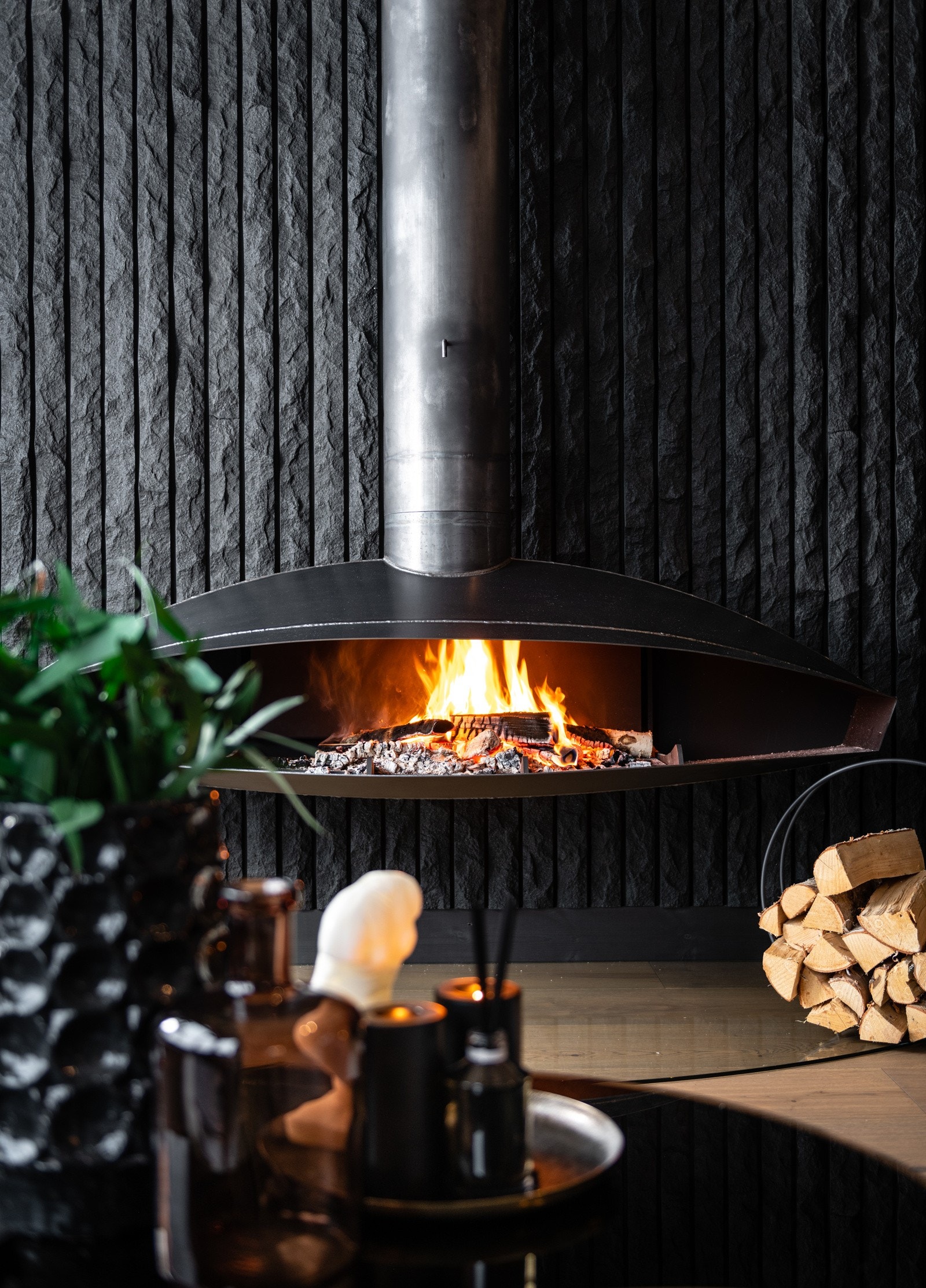 Peisen er 180cm lang, og kan romme store vedkubber for ekstra varme og kos. Galleribilde