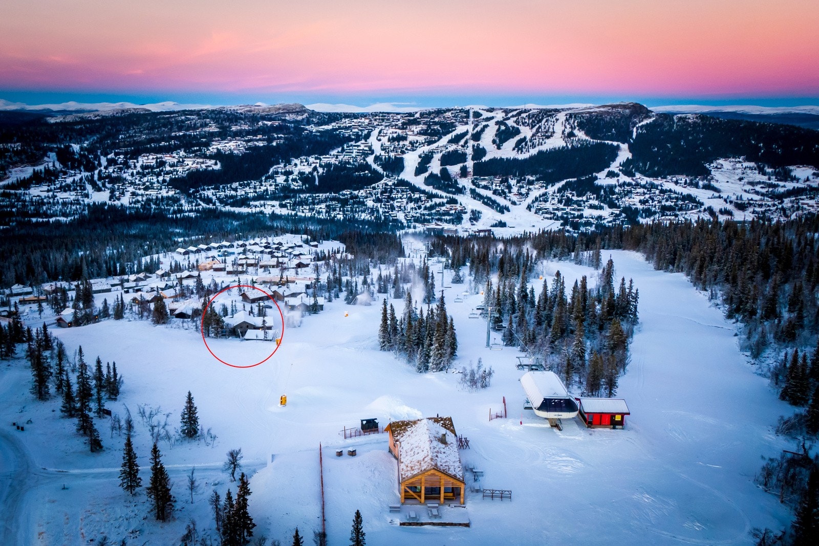 Hytta ligger helt på toppen av Kvitfjell Varden, kun 100 meter fra toppstasjonen med blant annet Varden Restaurant Galleribilde