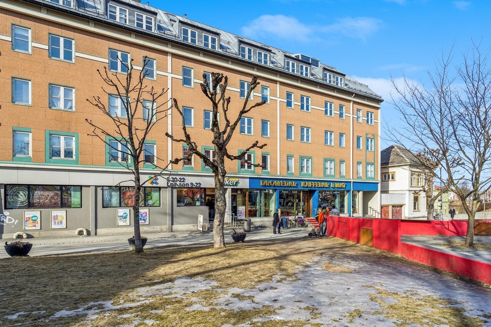 Søndagsåpen dagligvarebutikk i umiddelbar nærhet, samt gangavstand til Midtbyen med alle servicefasiliteter Galleribilde